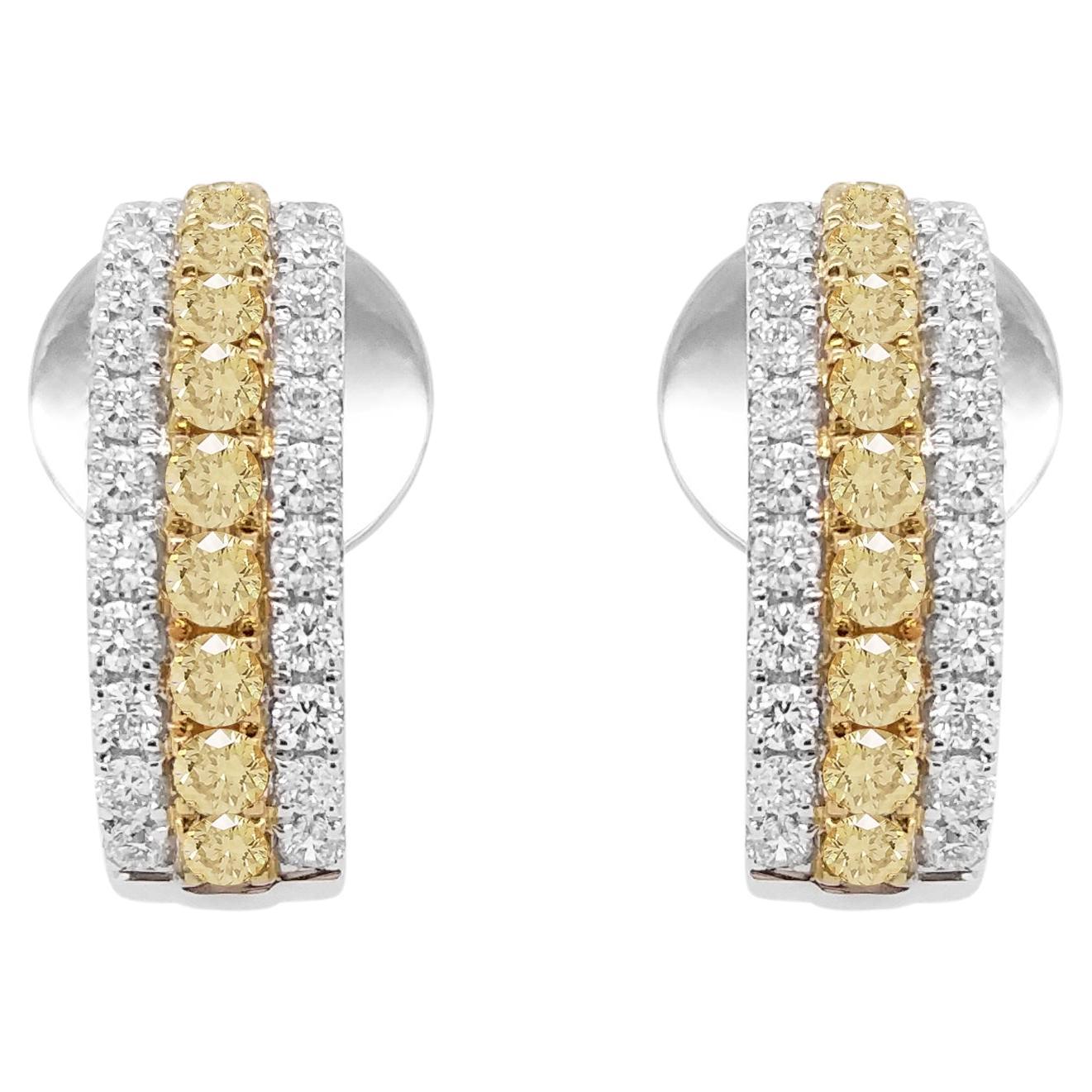 Ohrringe aus 18 Karat Gold mit rundem natürlichem gelbem Diamanten im Brillantschliff und weißem Diamanten im Angebot