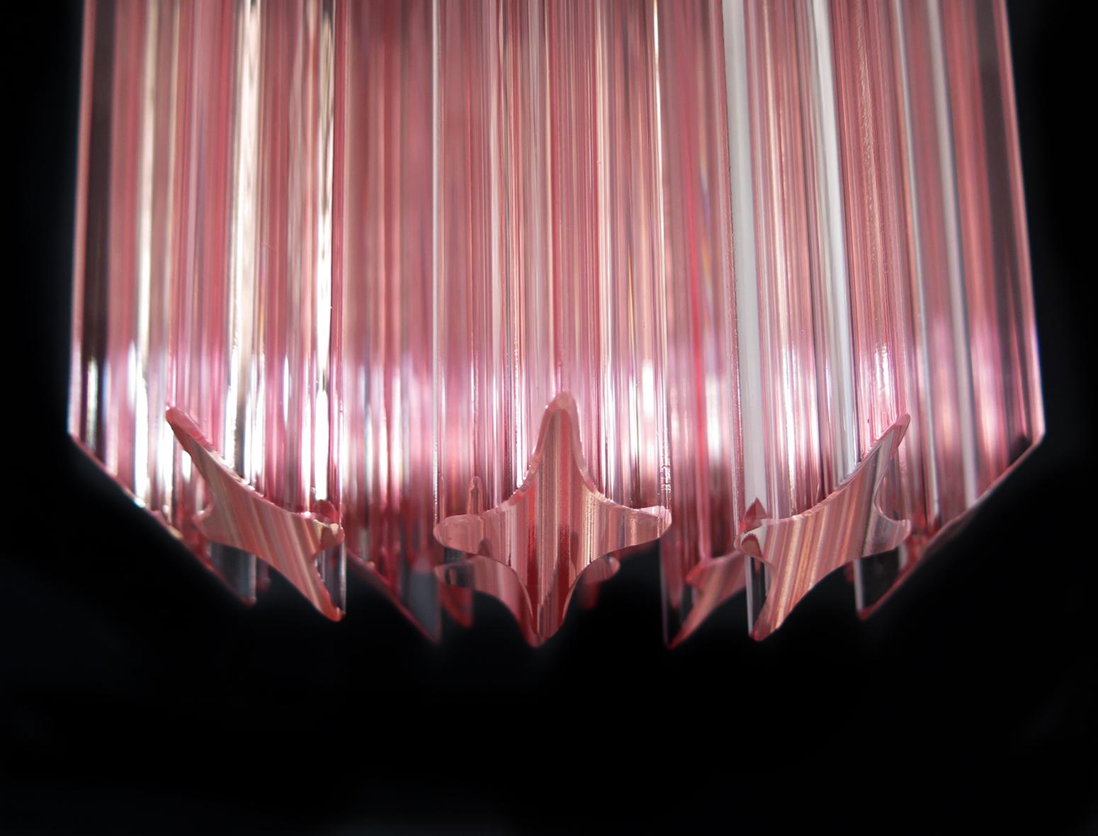 Ein bezauberndes Paar 46 Quadriedri-Glas-Kronleuchter, rosa Prisma, Murano (Europäisch) im Angebot