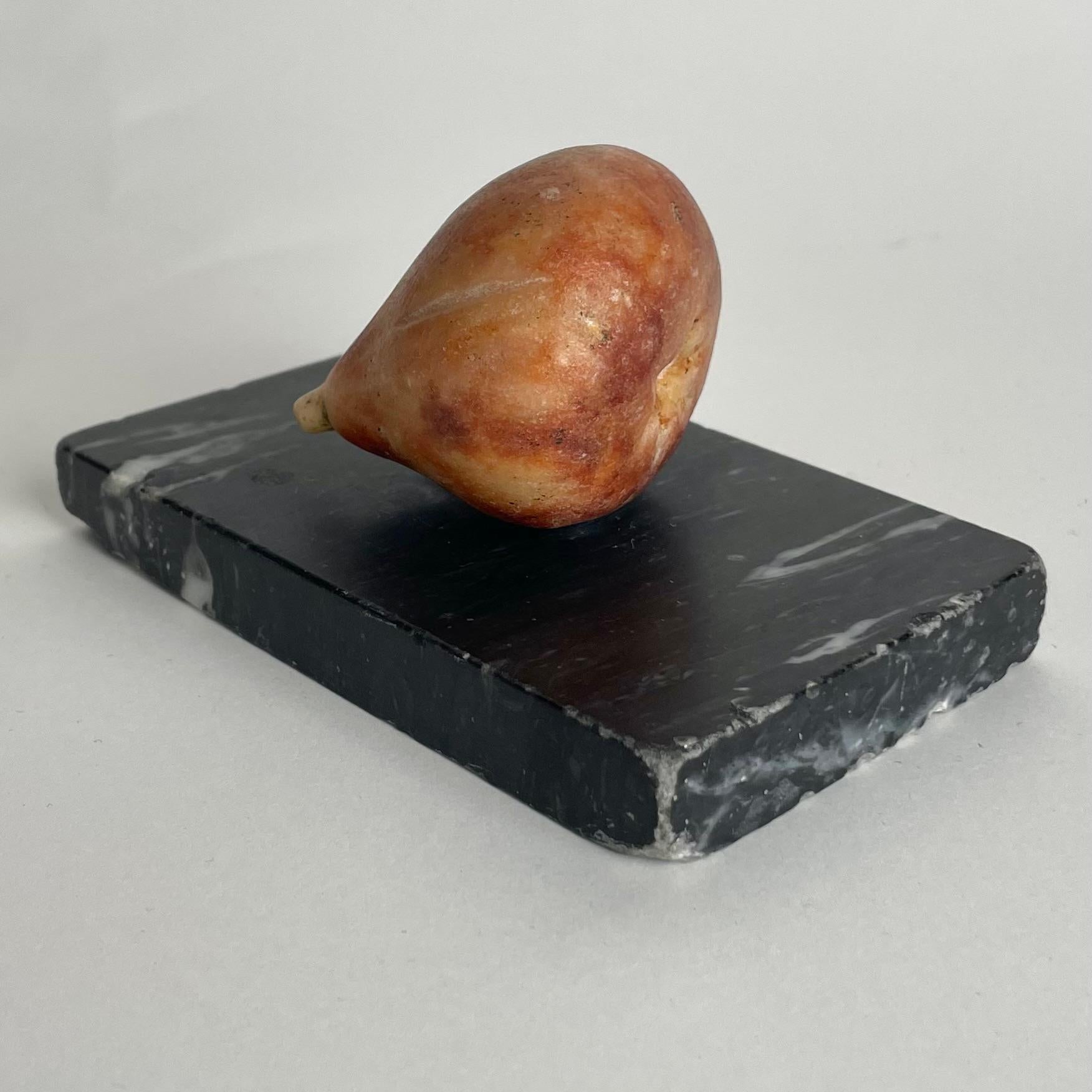 Grazioso fermacarte in marmo a forma di fico, probabilmente realizzato all'inizio del XIX secolo. Bella patina.
Il fermacarte presenta alcune piccole usure e scheggiature nel marmo. (Vedi immagini)

Usura coerente con l'età e l'uso 
