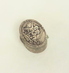 Bezaubernde Peruzzi-Pillendose aus Silber mit Cherub-Motiv