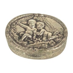 Bezaubernde Peruzzi-Pillendose aus Silber mit Cherub-Motiv