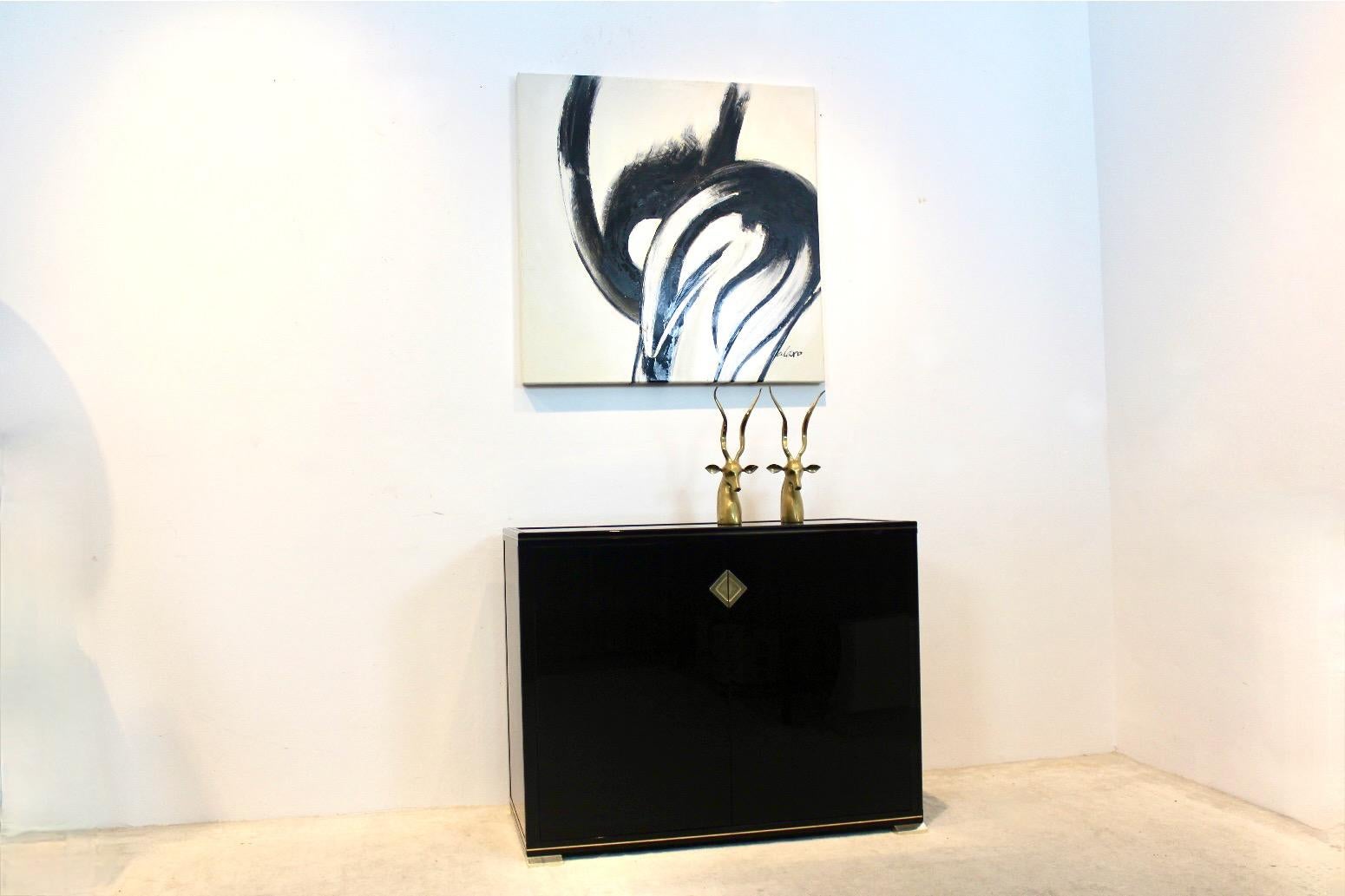 Charmant meuble de rangement laqué noir Pierre Vandel Paris avec étagères en vente 2