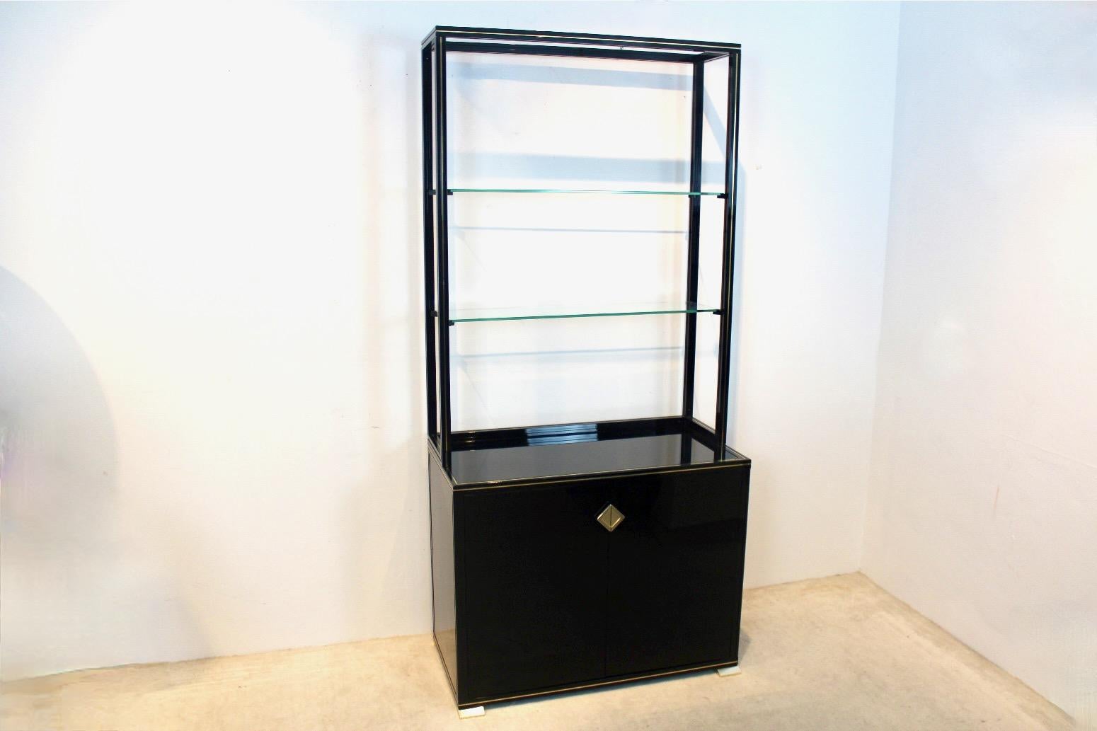 Charmant meuble de rangement laqué noir Pierre Vandel Paris avec étagères en vente 3