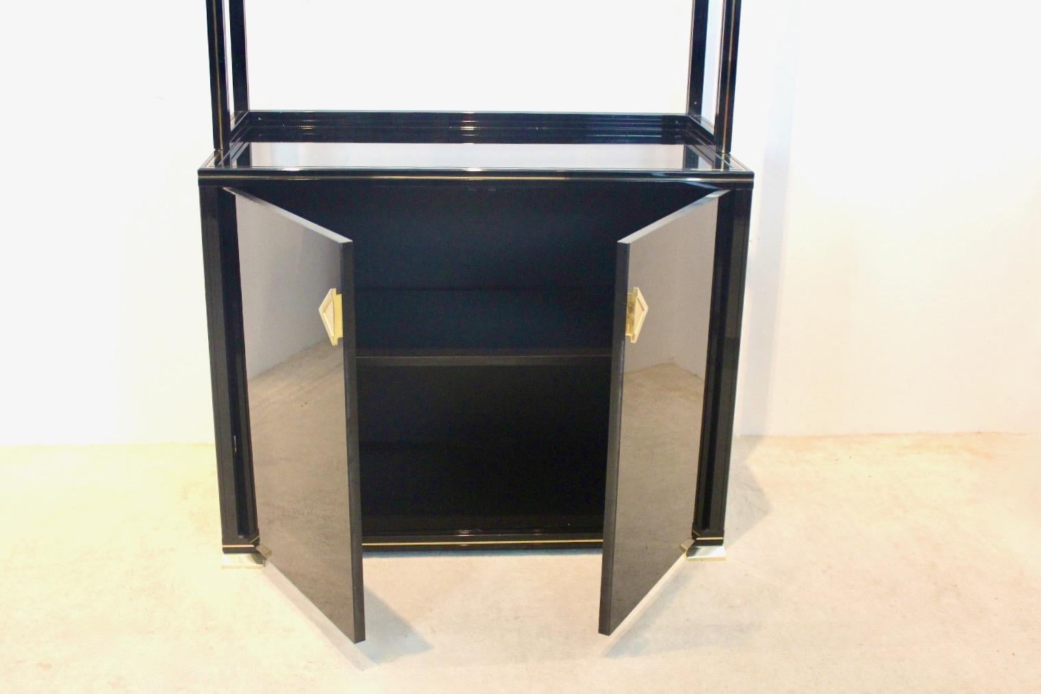 Mid-Century Modern Charmant meuble de rangement laqué noir Pierre Vandel Paris avec étagères en vente