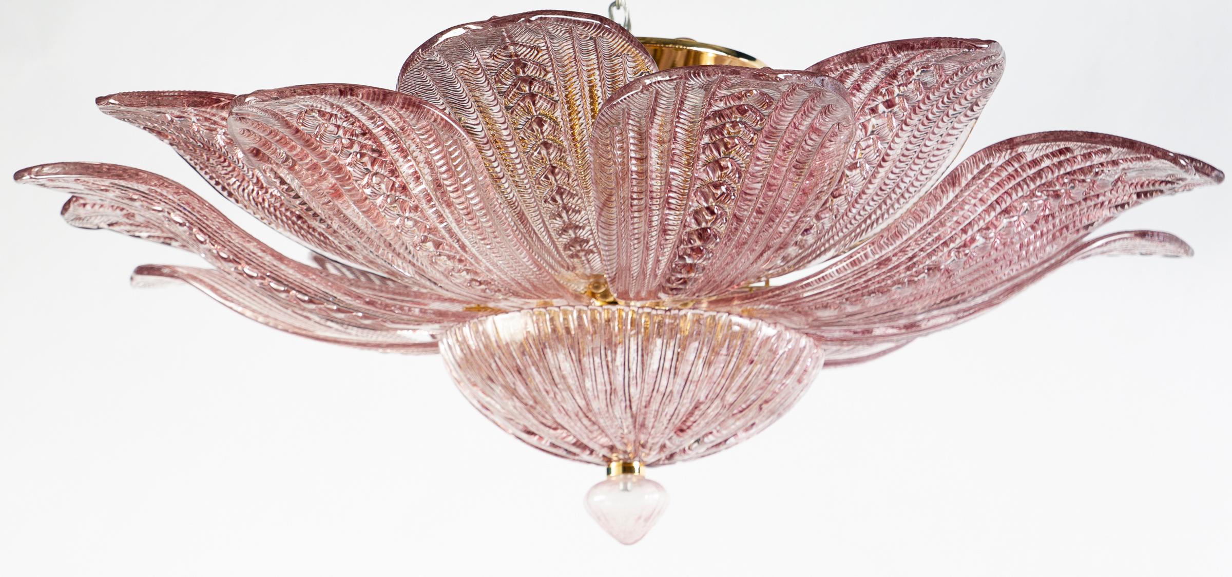 Realizzato in puro vetro di Murano color rosa ametista è composto da 16 deliziose foglie soffiate a mano.
 La struttura è in metallo dorato. Cinque luci E27 diffondono una luce magica.
Disponibili 3 articoli.
Questo apparecchio può essere smontato e