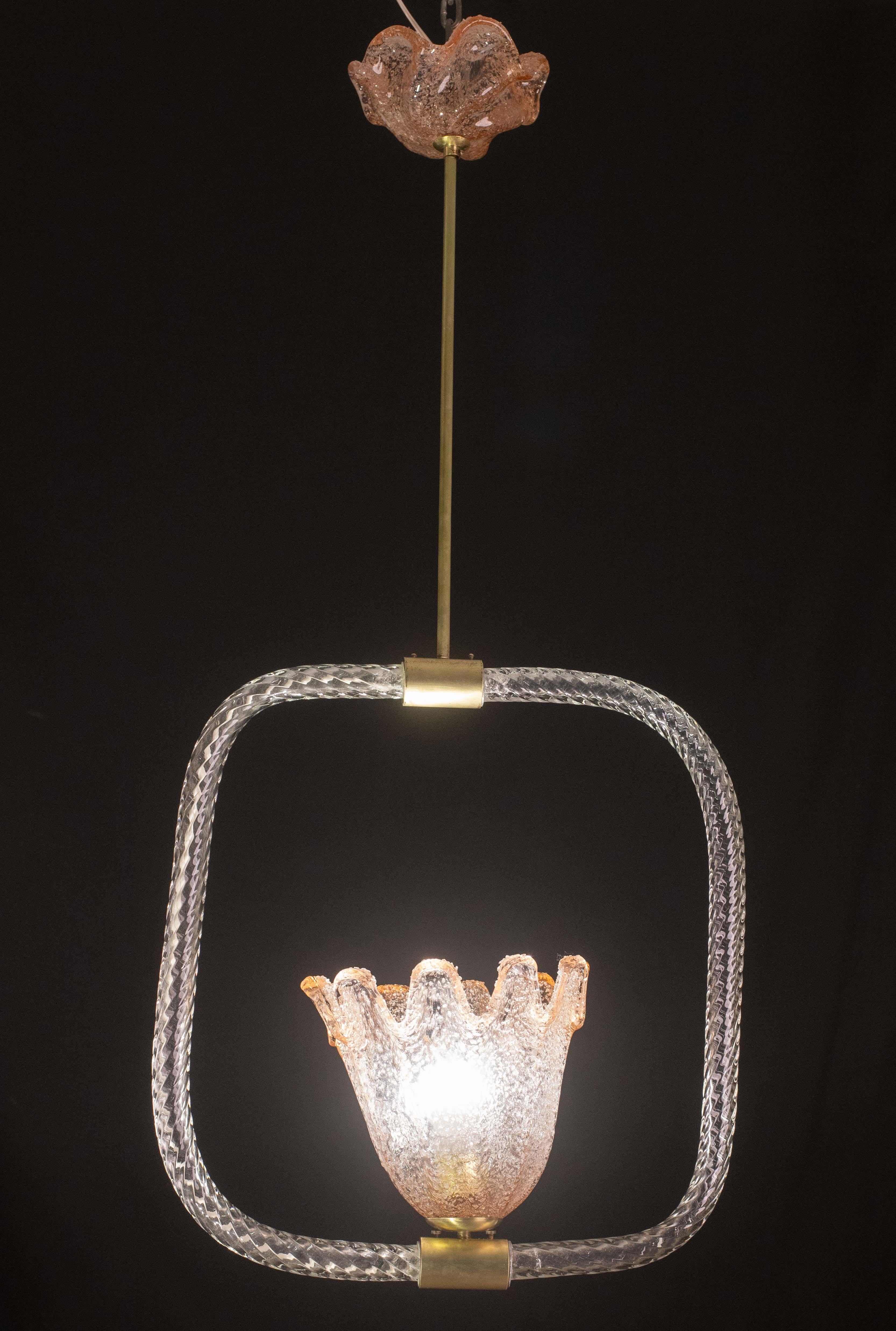Stupendo lampadario di Murano dell'artista Ercole Barovier.
Il pendente è composto da elementi in vetro e da una struttura in ottone.
Monta una lampada standard europea e27.
Misura 90 centimetri in altezza e 42 centimetri in larghezza.
Condizioni