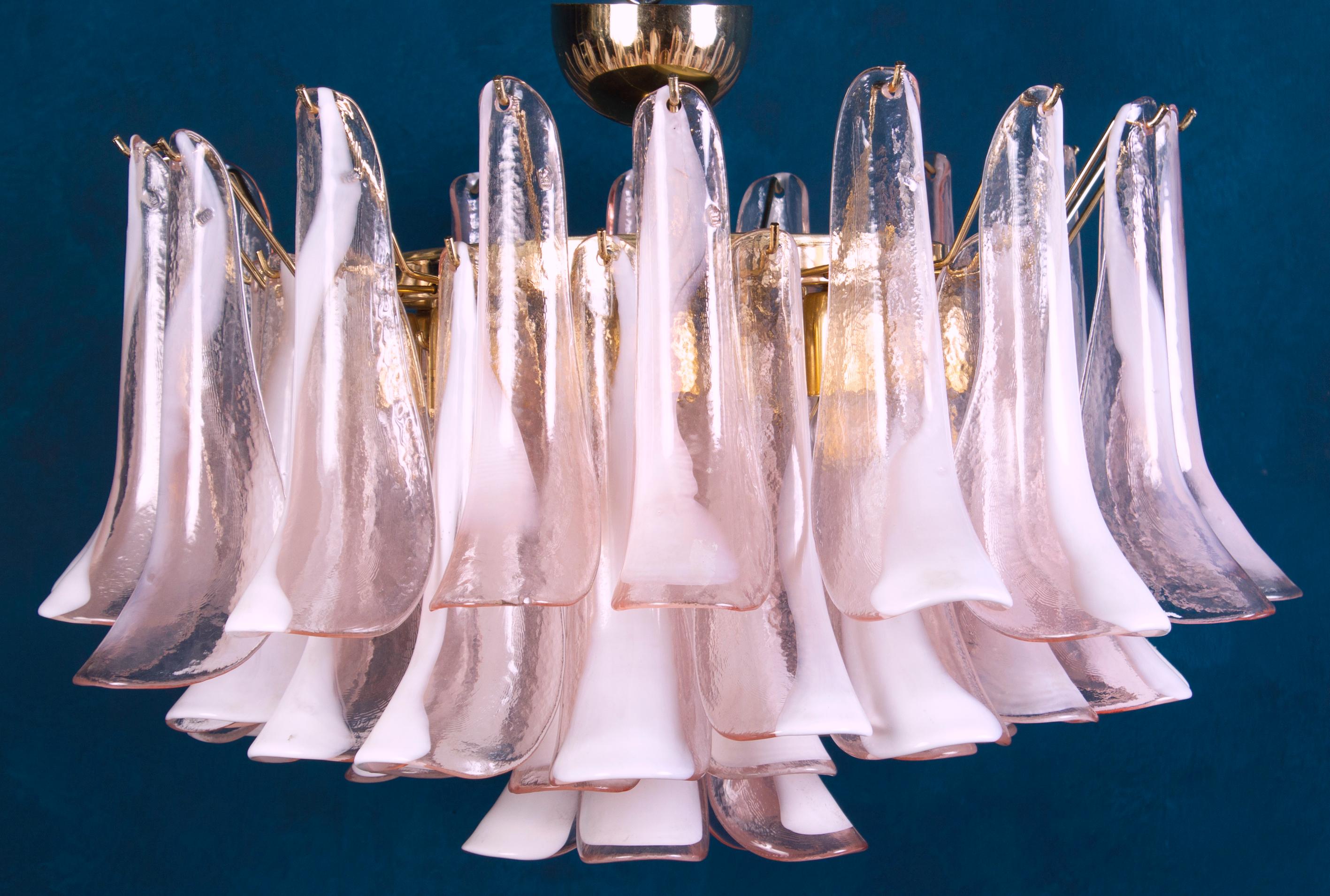 Originale  Lampadario italiano realizzato con petali di vetro lattimo rosa e bianco.
 Produzione italiana di Murrina . 1970' 