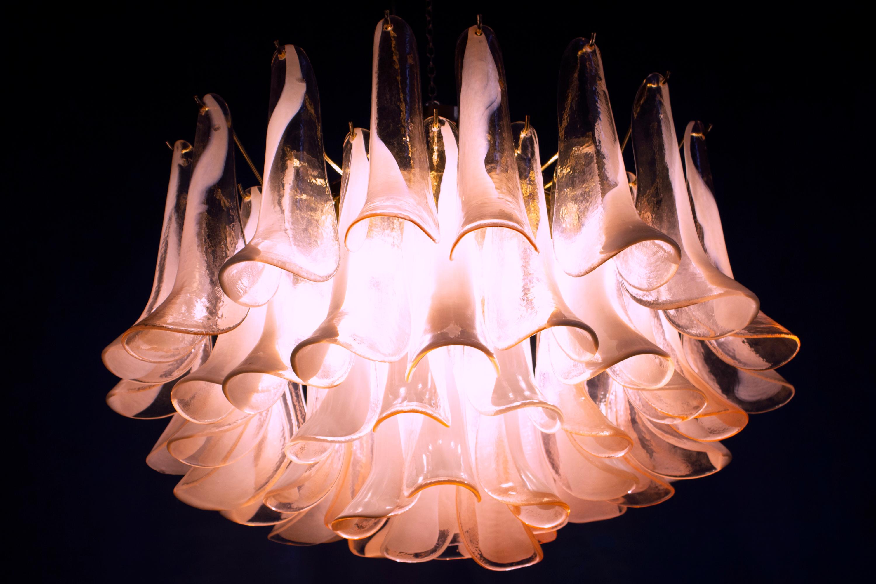 Italiano Whiting lampadario o plafoniera a petali in vetro di Murano rosa e bianco in vendita