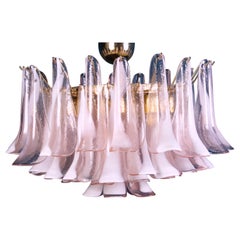 Charmant lustre ou plafonnier à pétales en verre de Murano rose et blanc