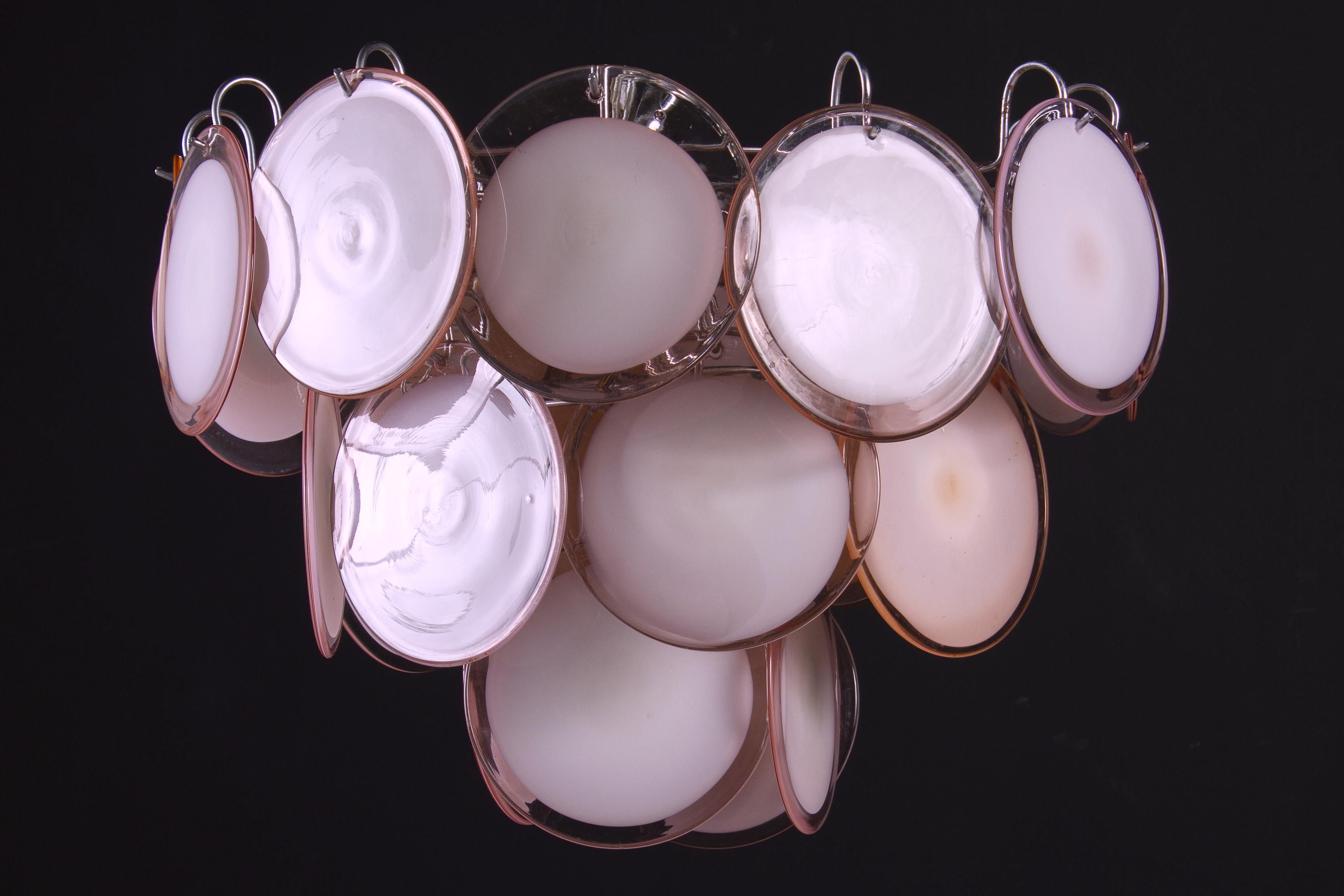 The 24 pale pink discs of precious Murano glass are arranged on three levels.
Available also a chain and canopy price included.
Wired for US standards. Eight E 14 light bulbs.