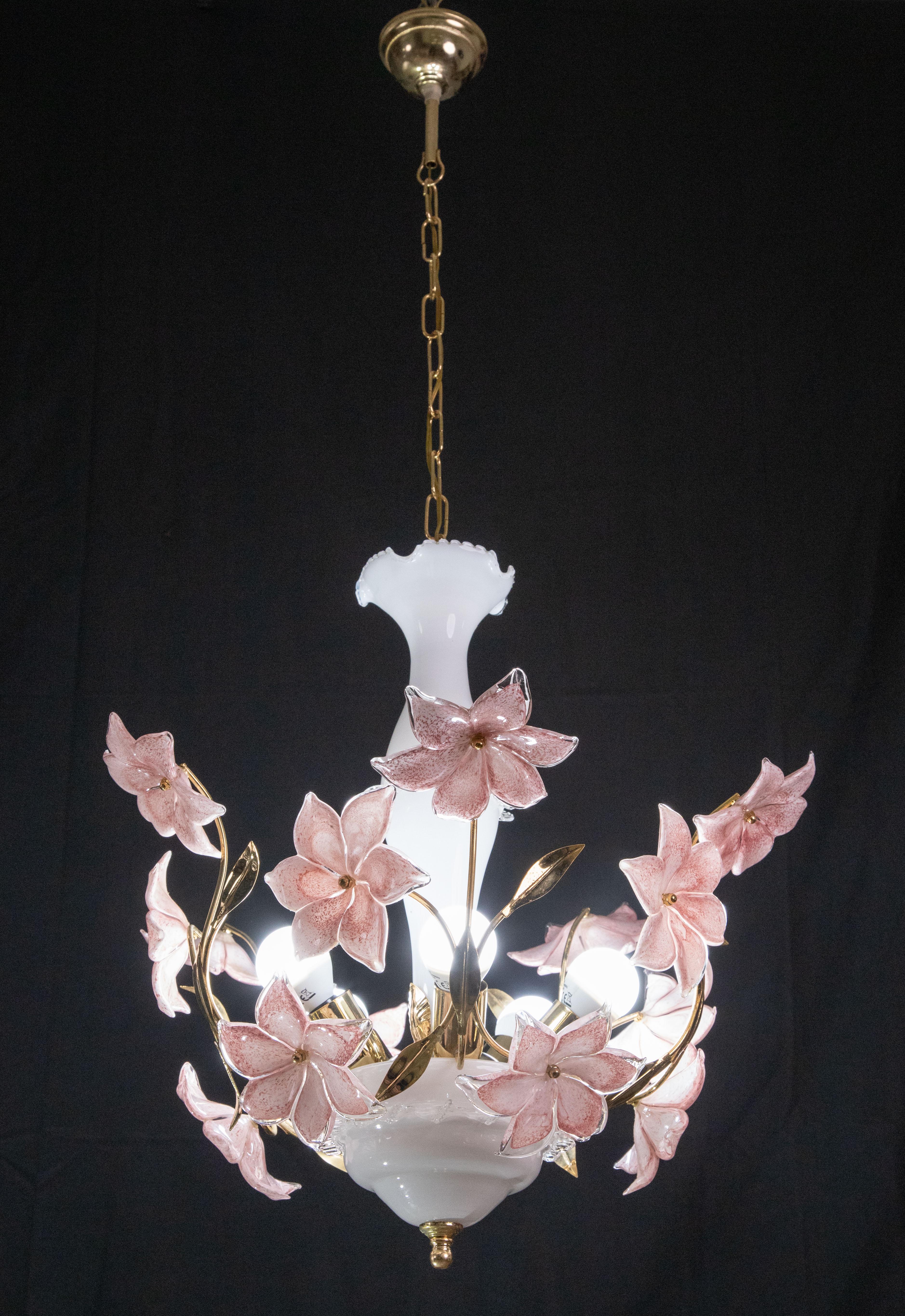 Vintage Murano glass chandelier with pink flowers.
The chandelier has 5 light point with E14 socket.
The frame is made of gold bath and has some signs of time.
The height of the chandelier is 95 cm, the diameter is 50 cm, the height without chain