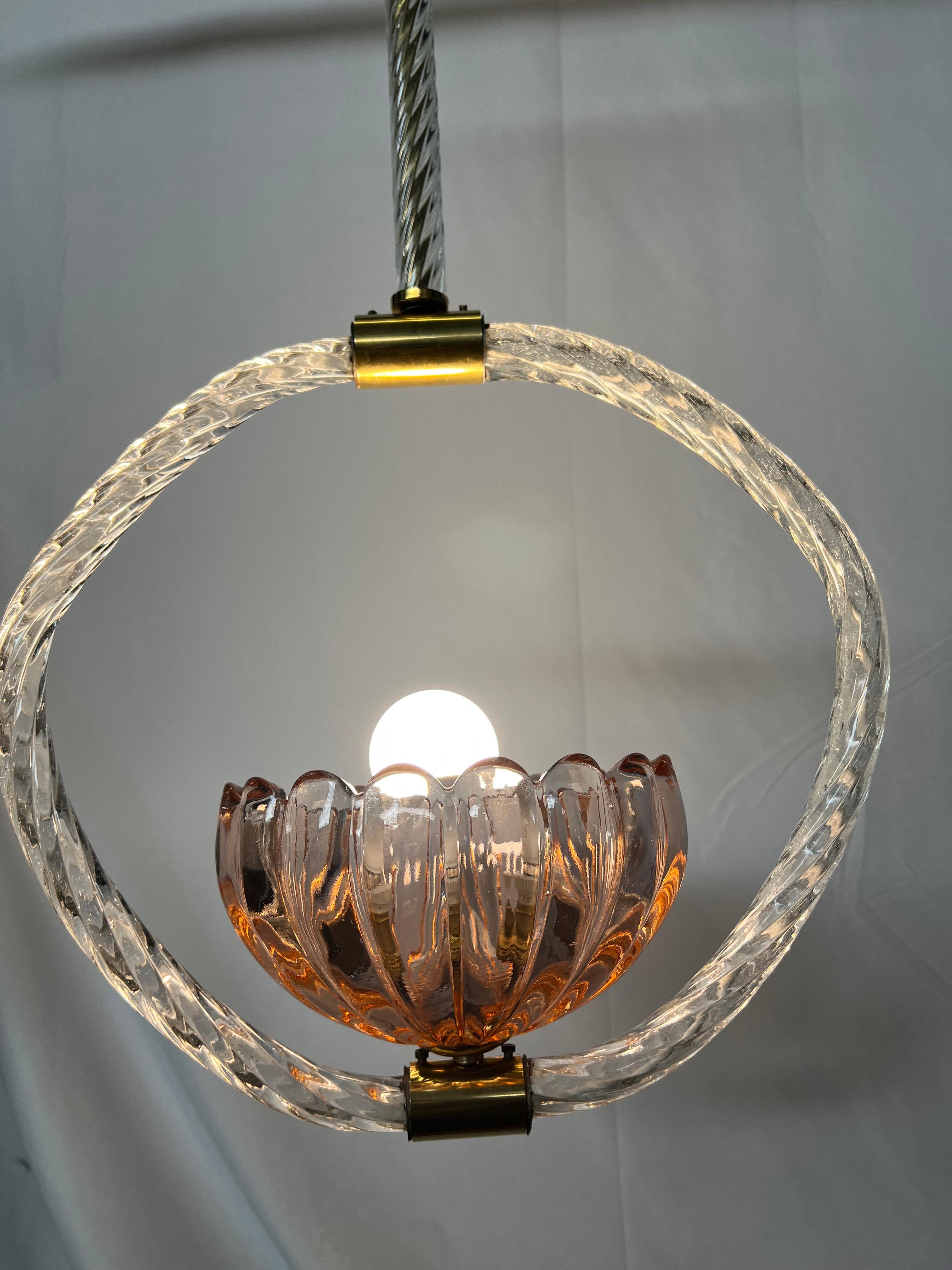 Charmanter Kronleuchter der berühmten Murano-Manufaktur Barovier&Toso. 

 
