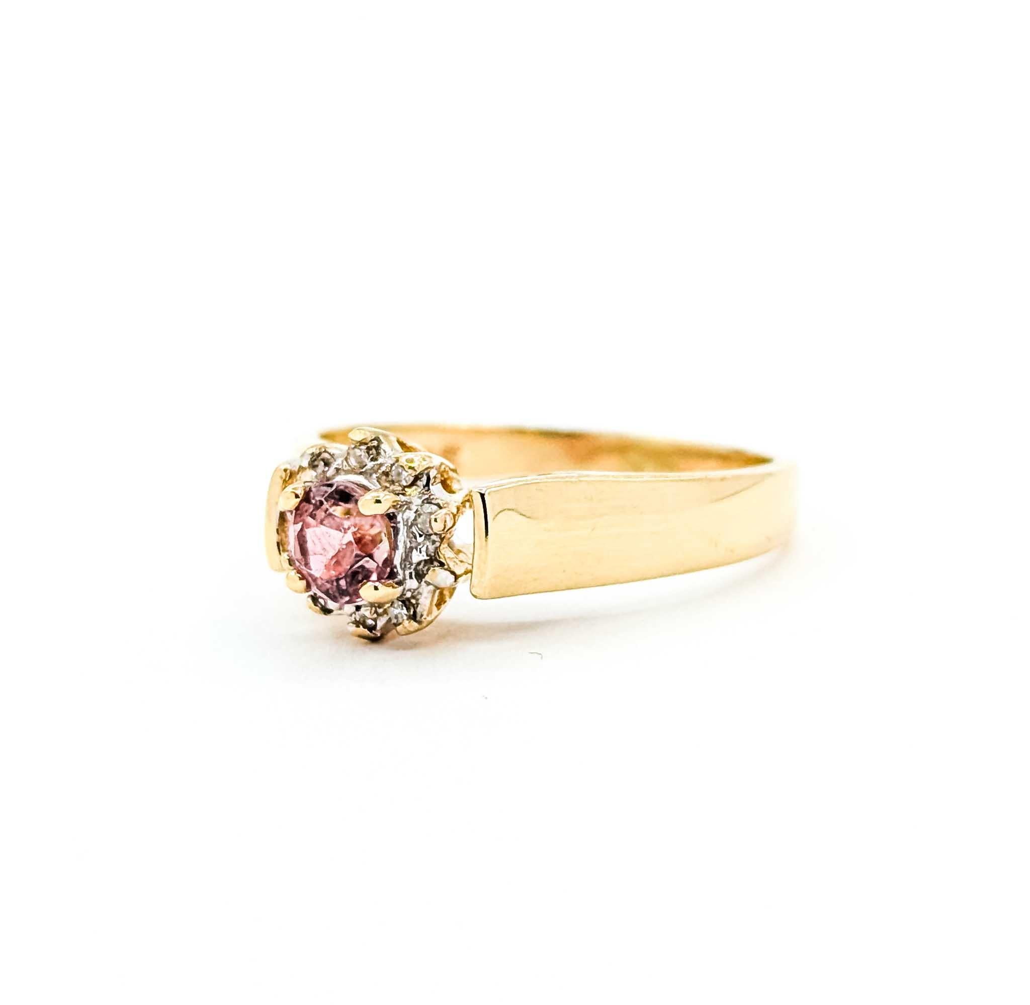 Contemporain Charmante bague en or jaune 14k avec tourmaline rose et diamant en vente