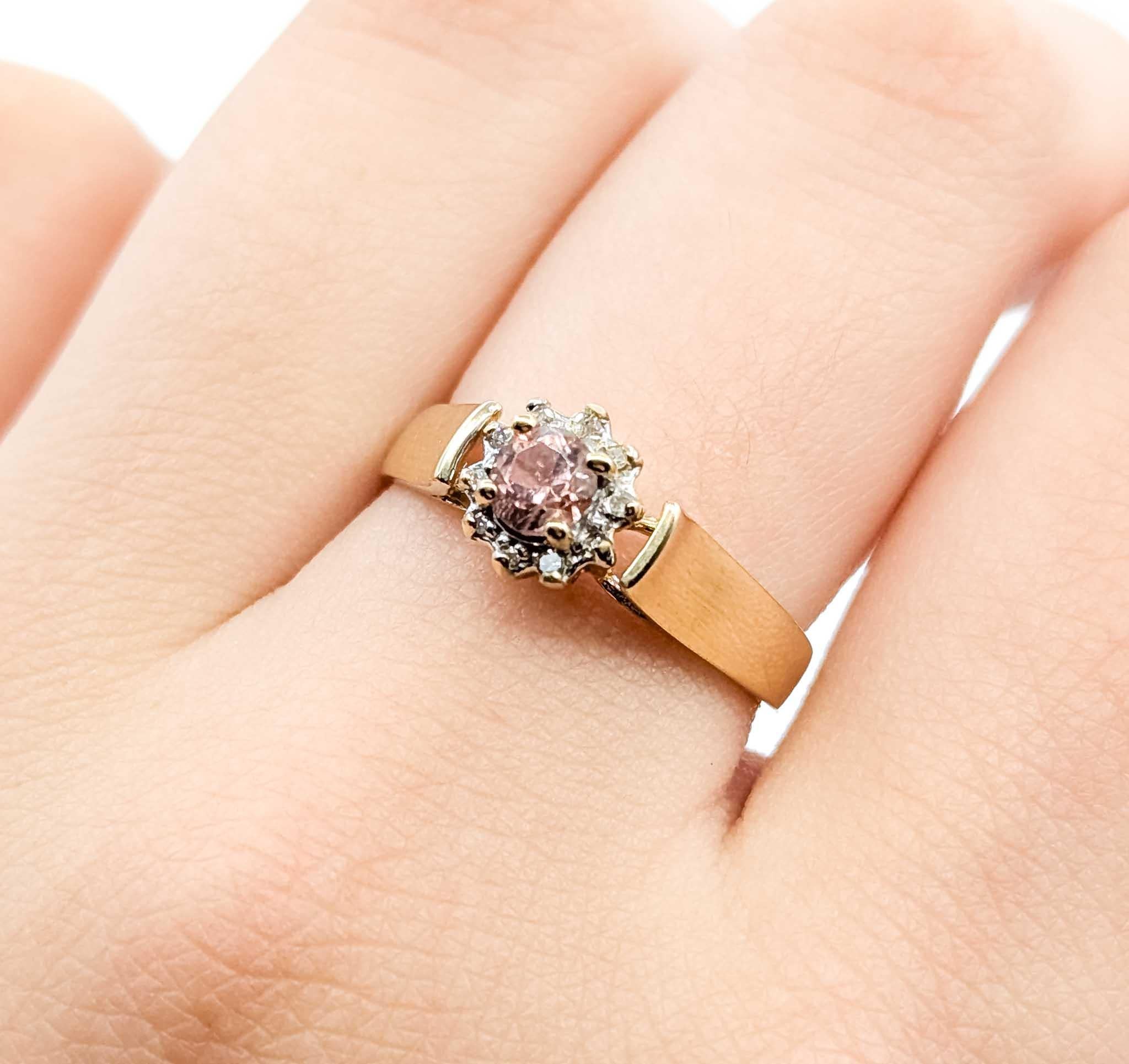 Taille ronde Charmante bague en or jaune 14k avec tourmaline rose et diamant en vente