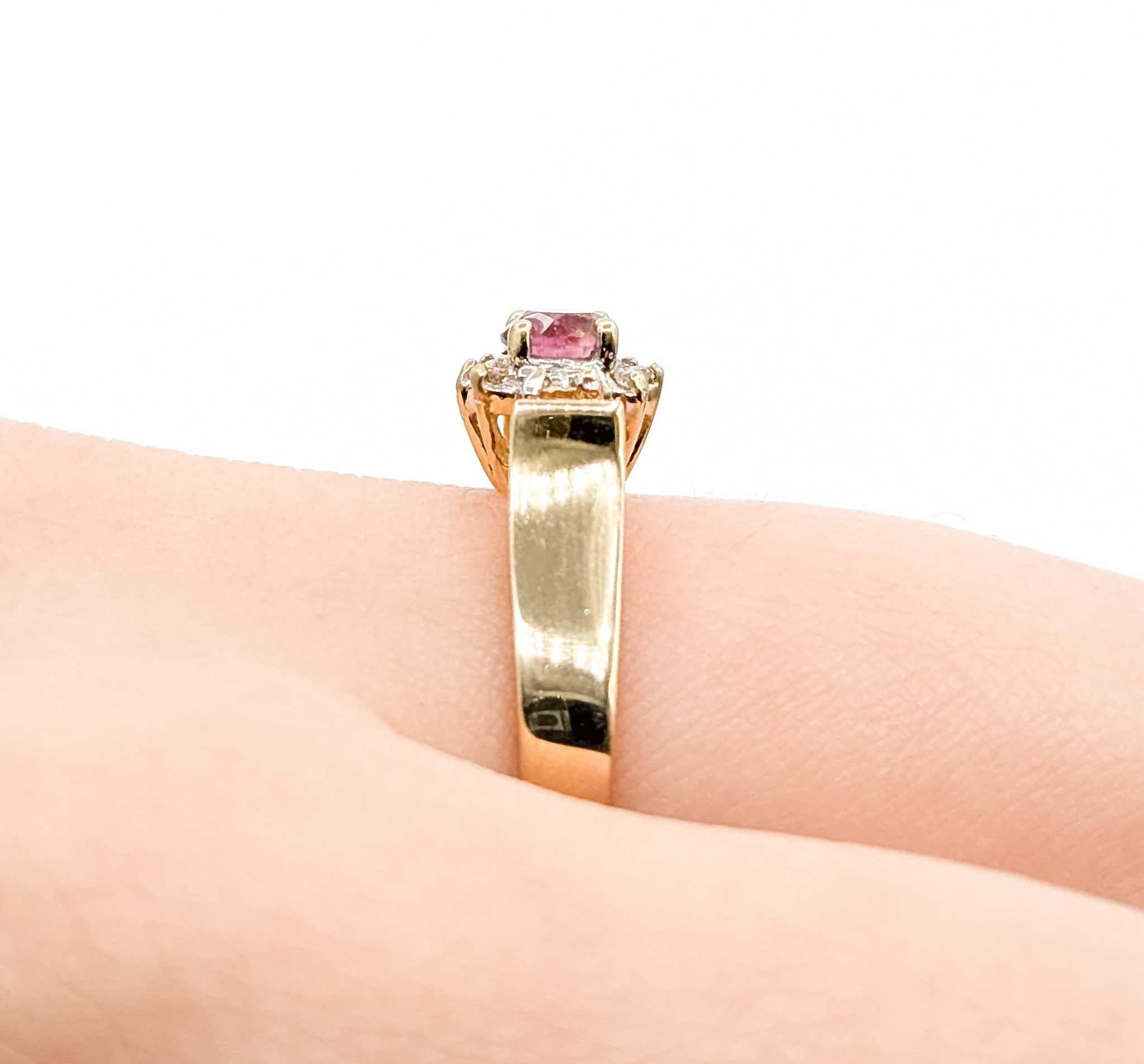 Charmante bague en or jaune 14k avec tourmaline rose et diamant Pour femmes en vente