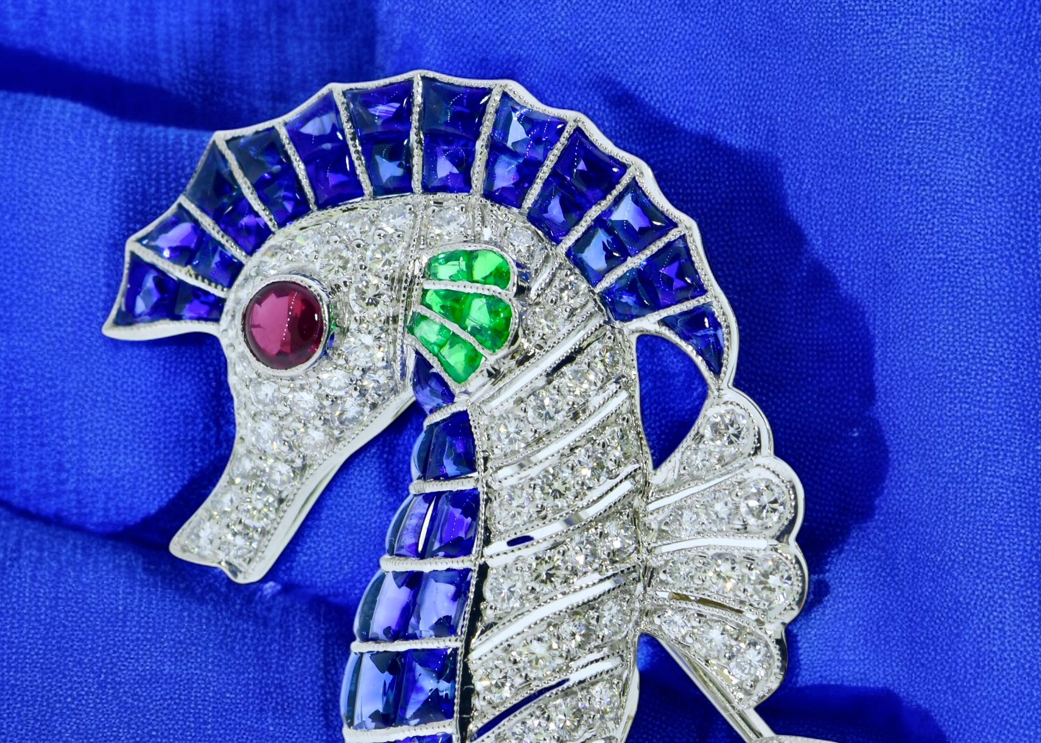 Taille émeraude Charmante broche cheval de mer en platine avec saphirs, diamants, émeraudes et rubis. en vente