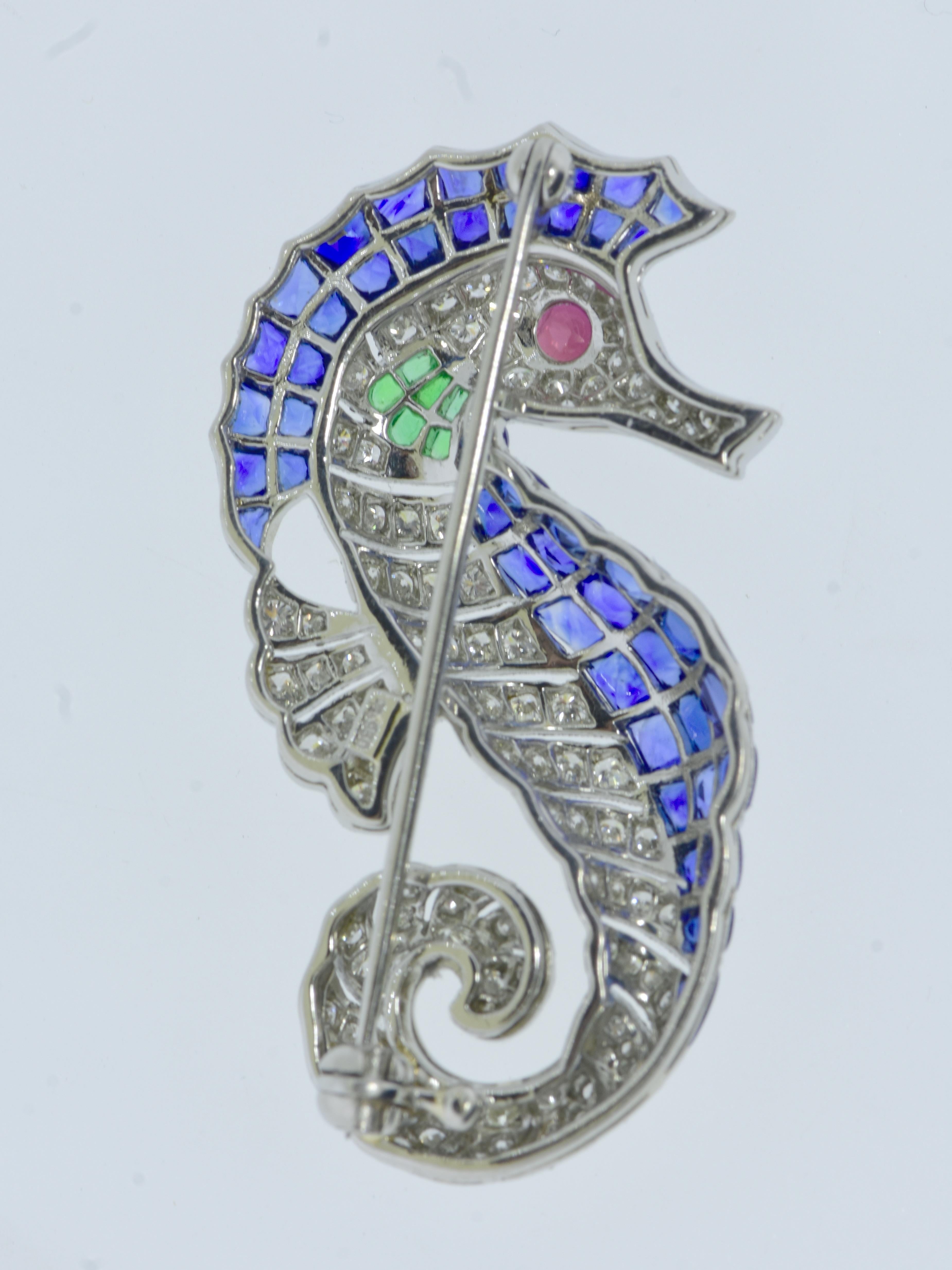 Charmante broche cheval de mer en platine avec saphirs, diamants, émeraudes et rubis. en vente 2