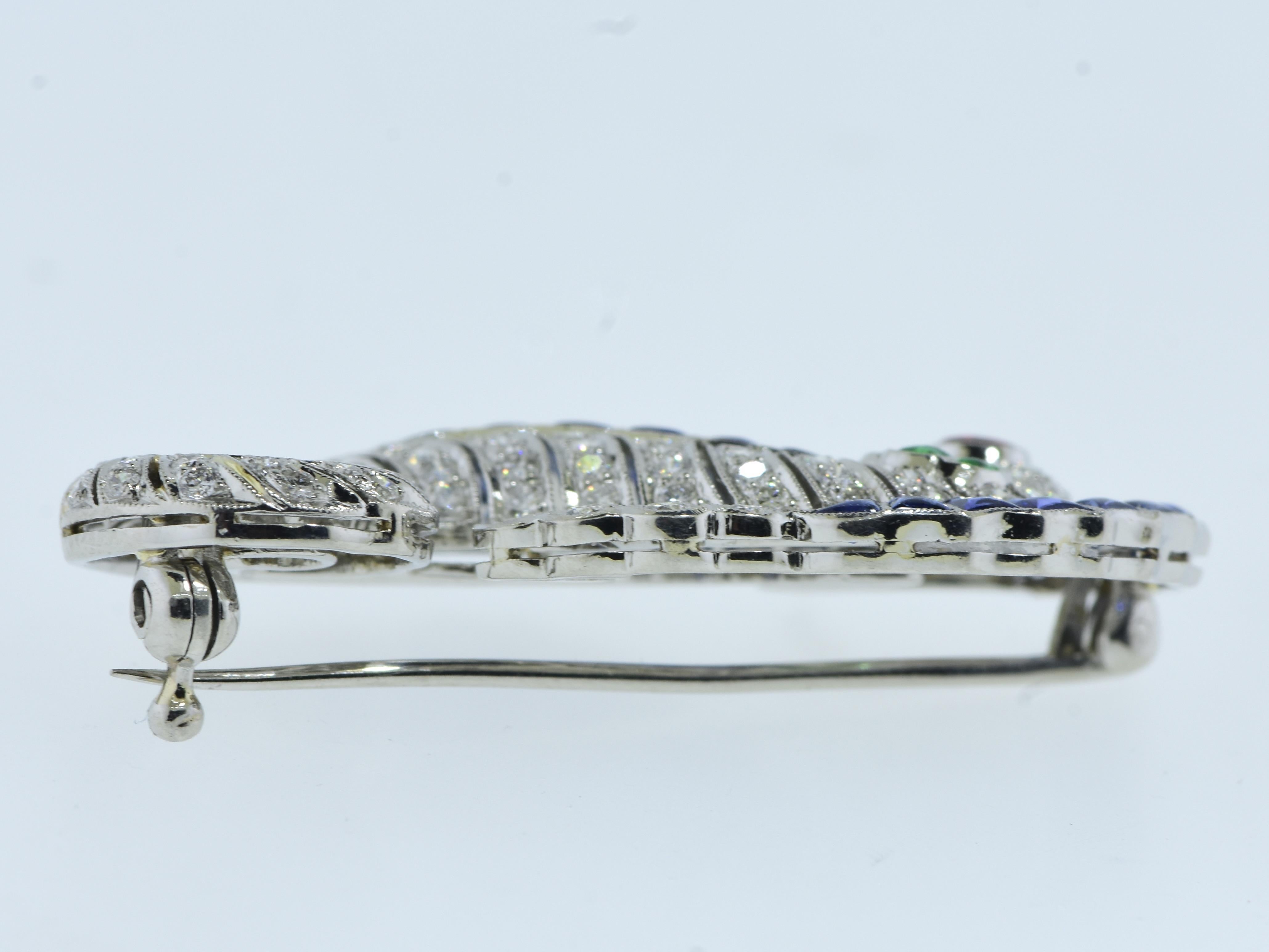 Charmante broche cheval de mer en platine avec saphirs, diamants, émeraudes et rubis. en vente 3