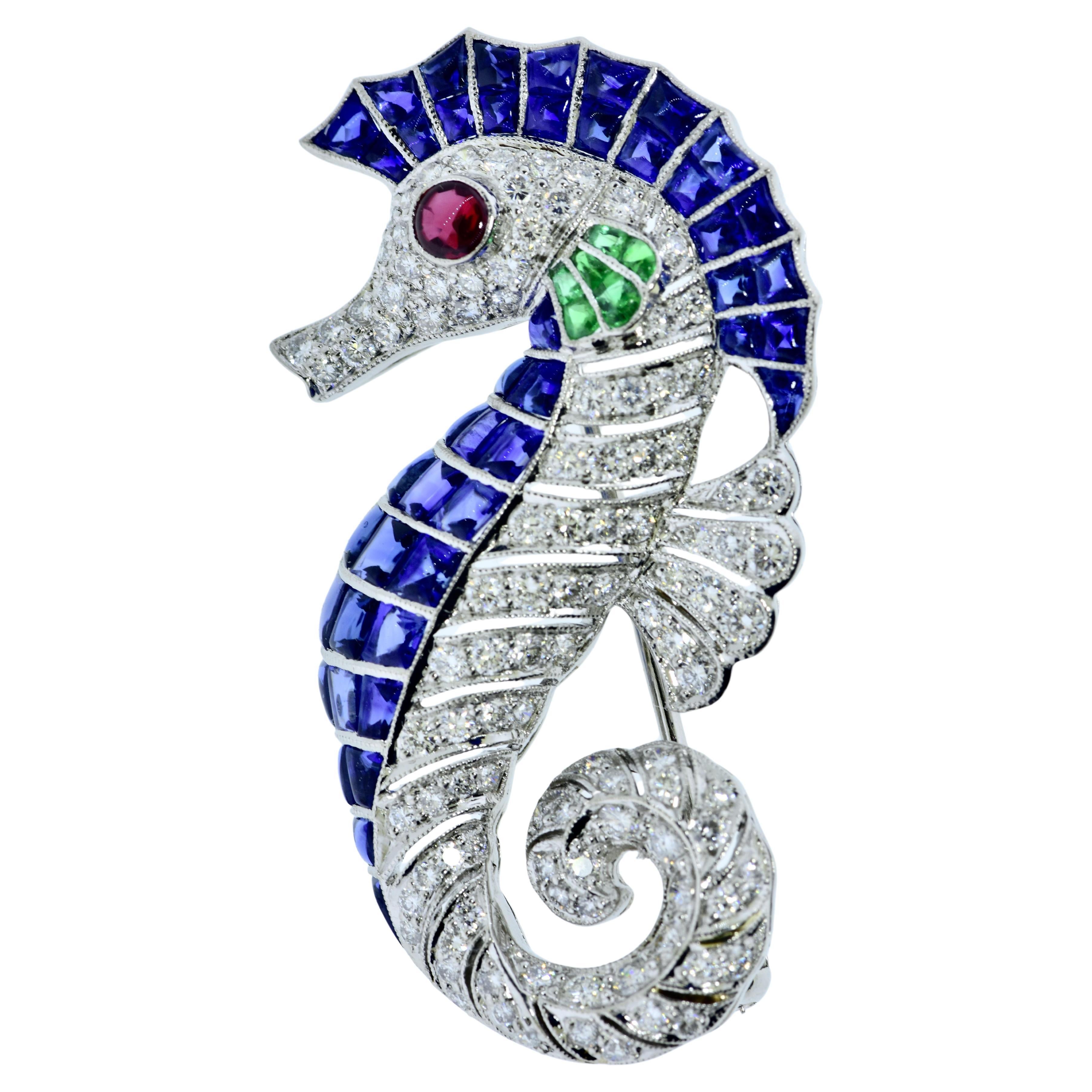 Charmante broche cheval de mer en platine avec saphirs, diamants, émeraudes et rubis. Unisexe en vente