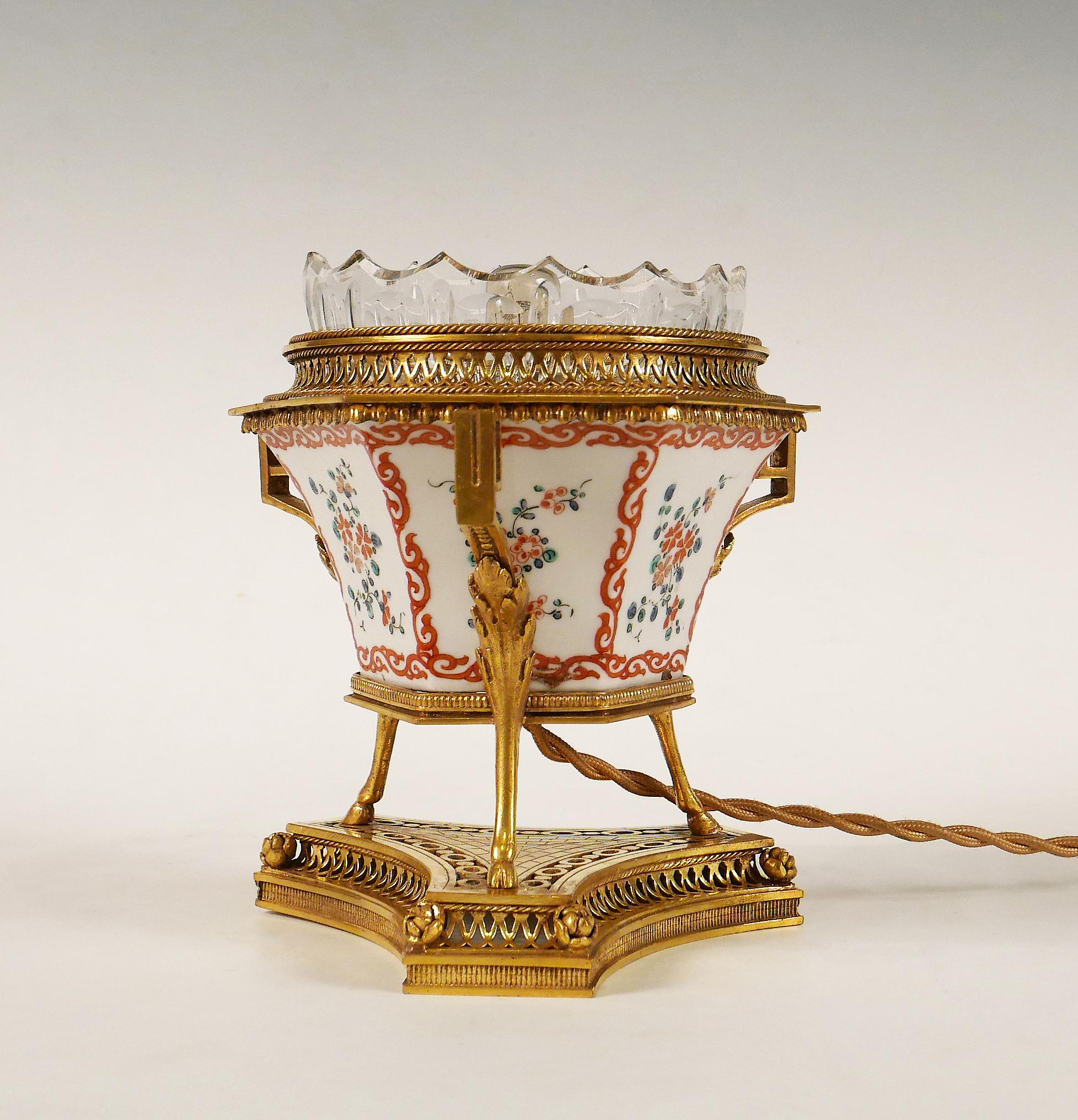 Français Charmante lampe de nuit en porcelaine attribuée à L'Escalier de Cristal, France, vers 1880 en vente