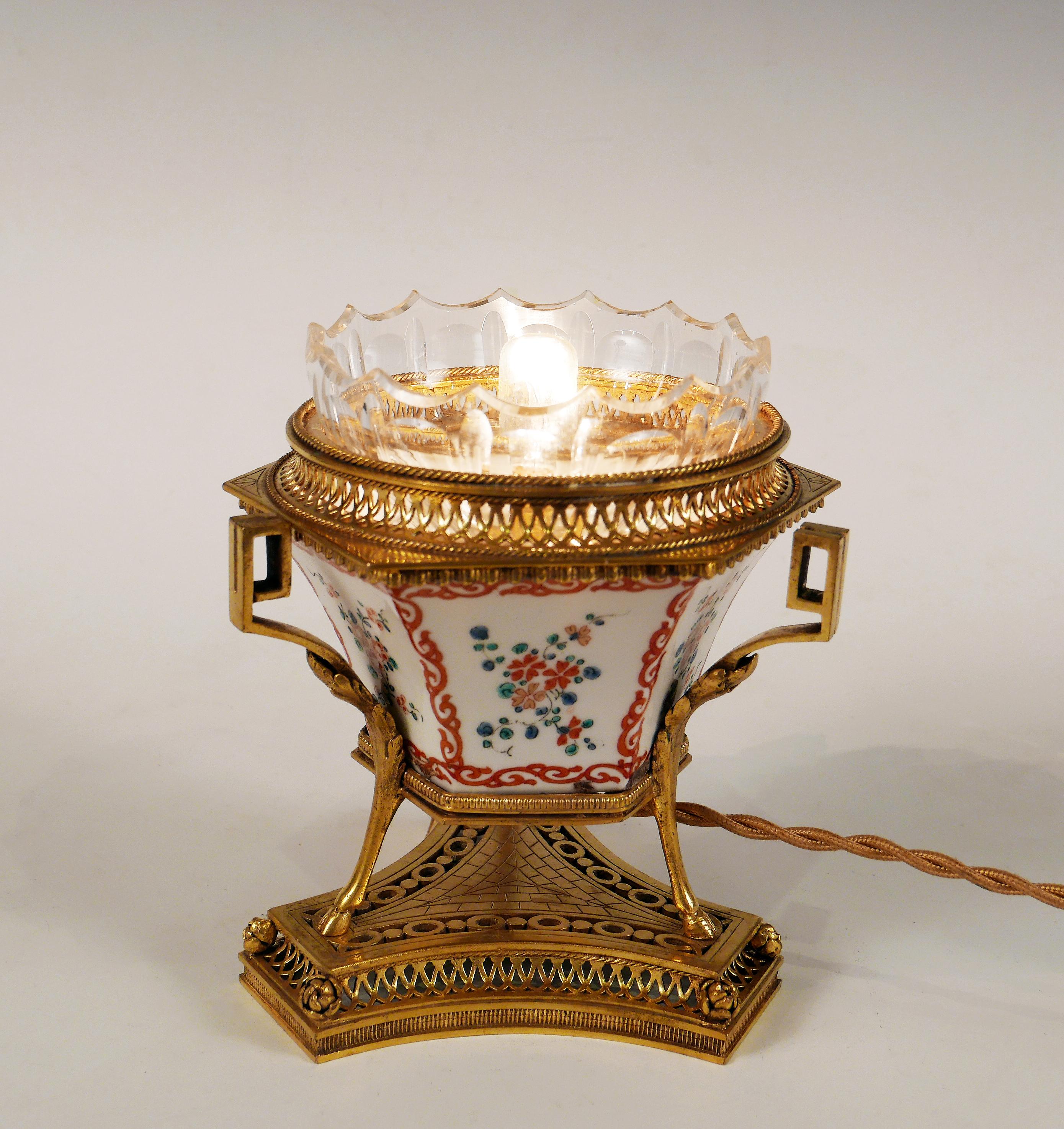Fin du XIXe siècle Charmante lampe de nuit en porcelaine attribuée à L'Escalier de Cristal, France, vers 1880 en vente