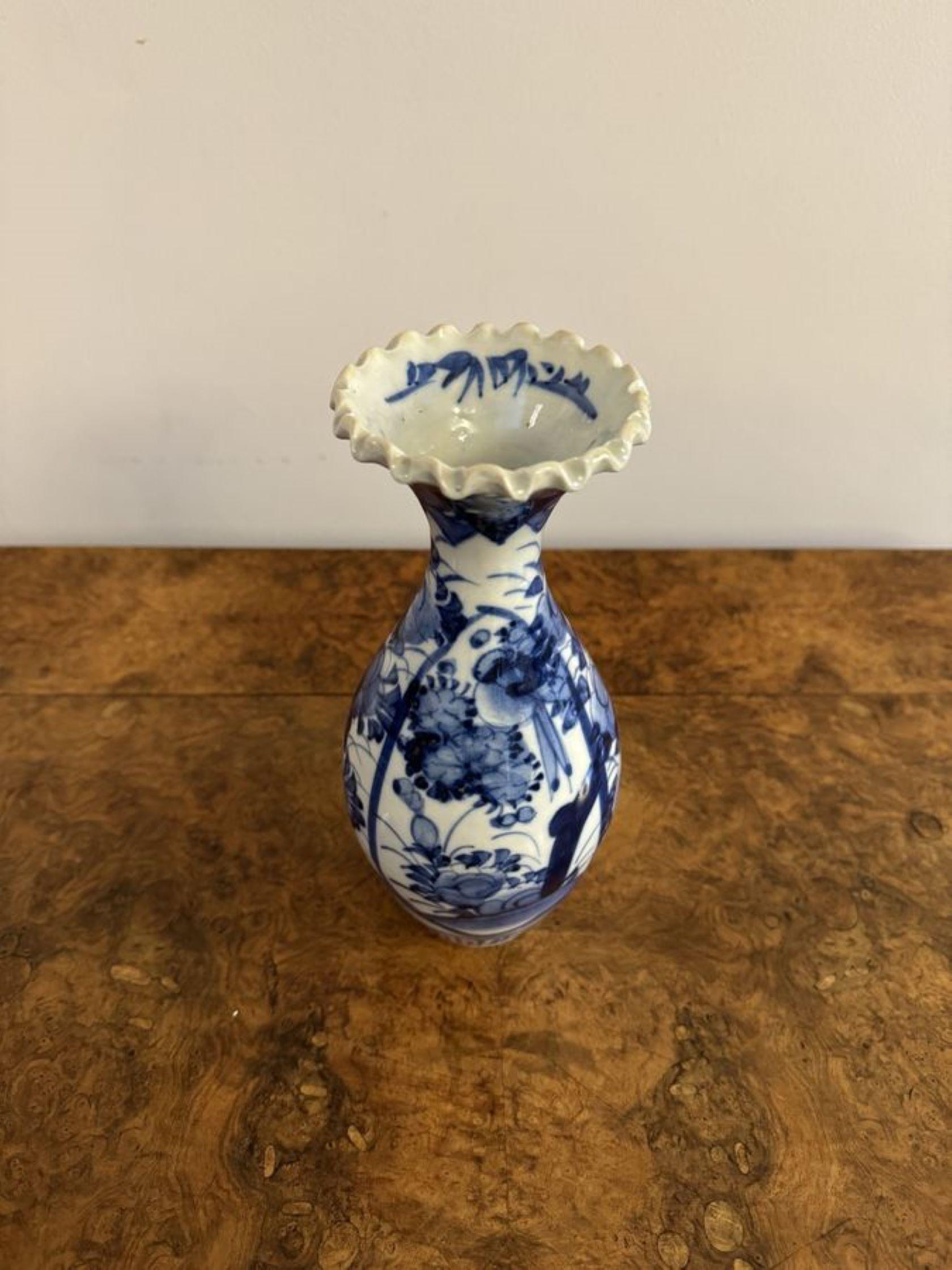 Charmant vase japonais ancien à balustre bleu et blanc imari  Bon état - En vente à Ipswich, GB
