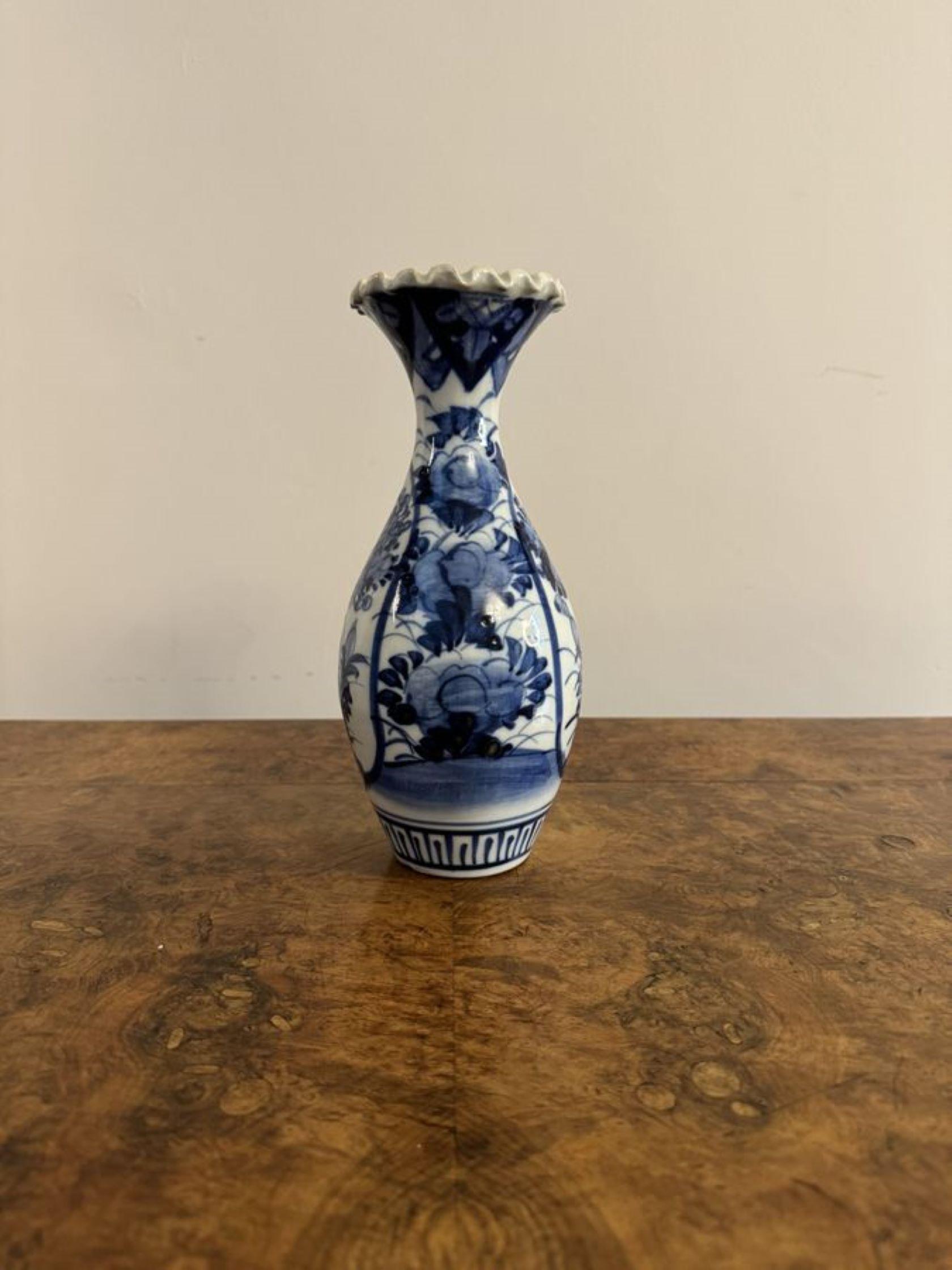 20ième siècle Charmant vase japonais ancien à balustre bleu et blanc imari  en vente