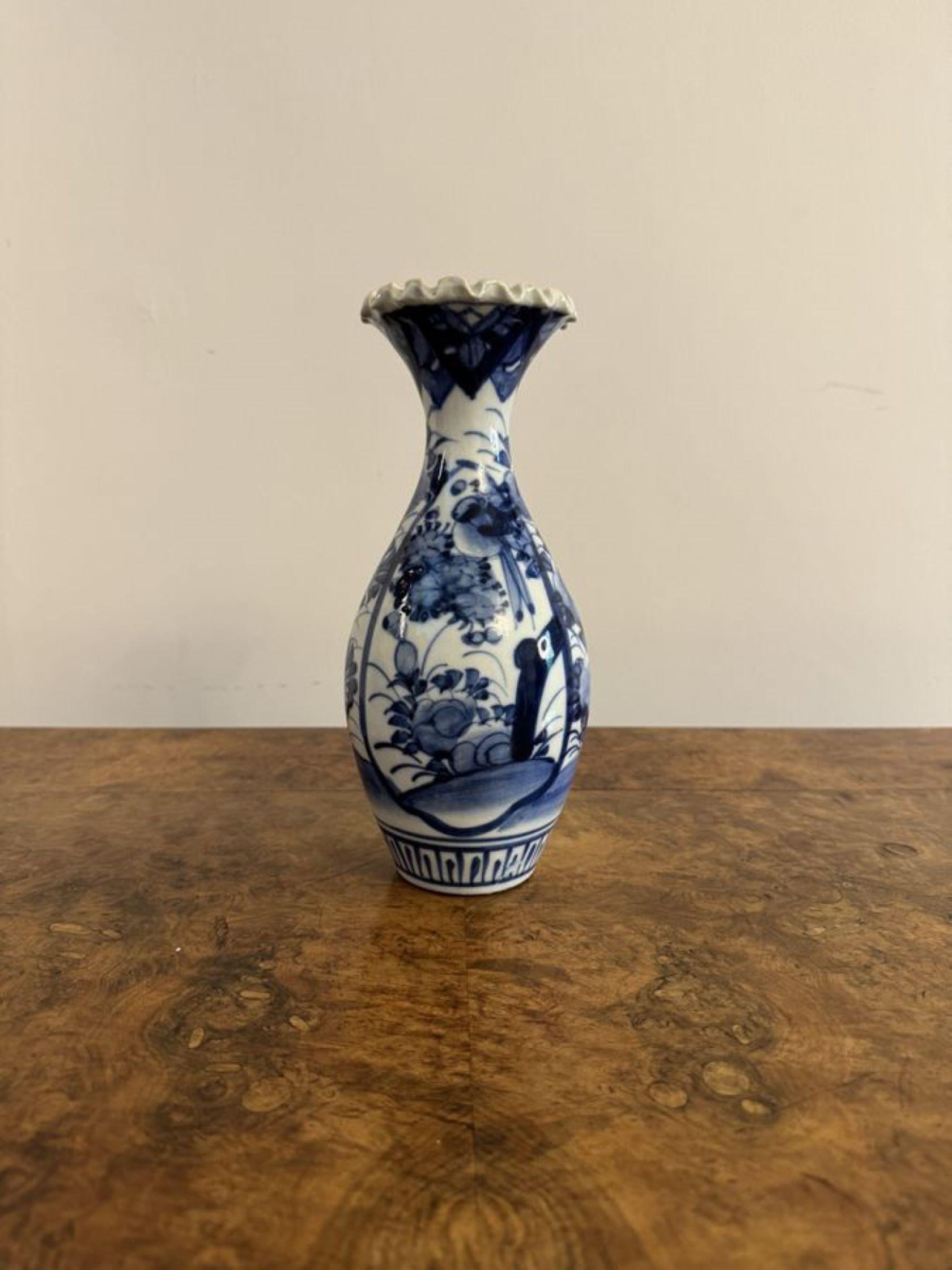 Céramique Charmant vase japonais ancien à balustre bleu et blanc imari  en vente