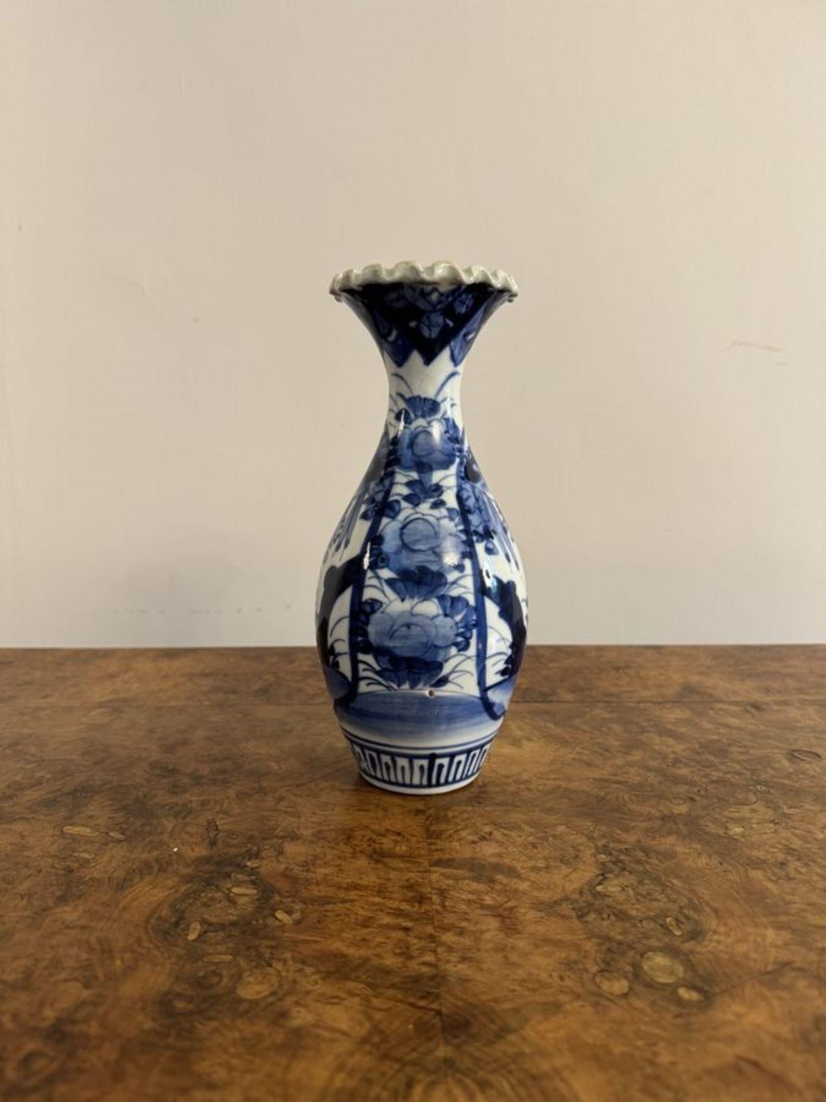 Charmant vase japonais ancien à balustre bleu et blanc imari  en vente 1