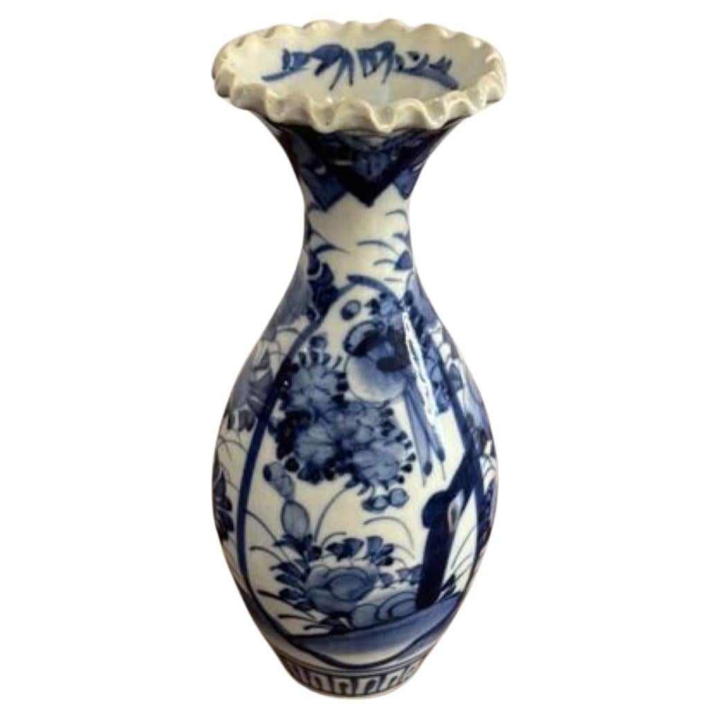 Charmant vase japonais ancien à balustre bleu et blanc imari 