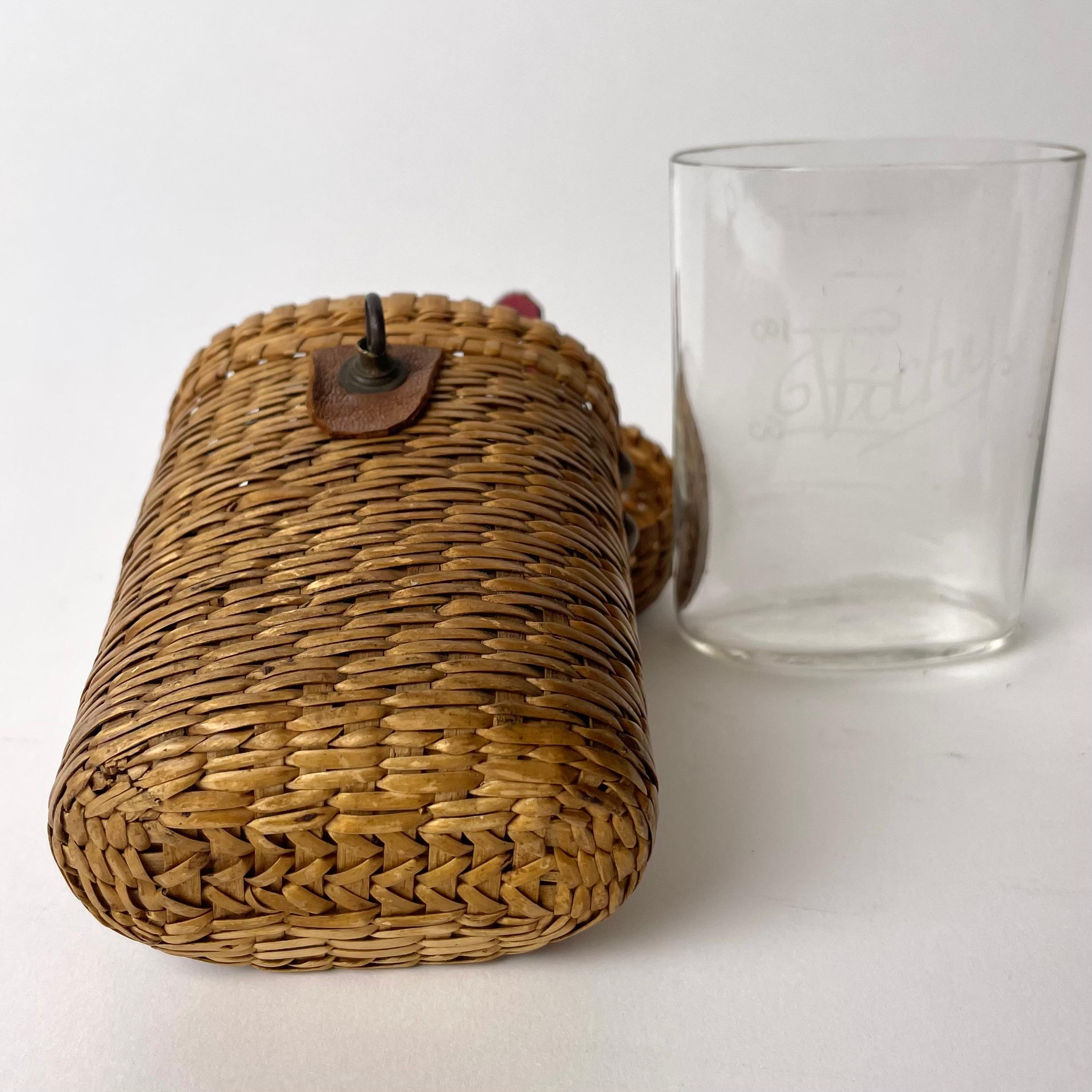 20ième siècle Charmant coffret en verre de rotin avec verre de Vichy, France. Début du 20e siècle en vente