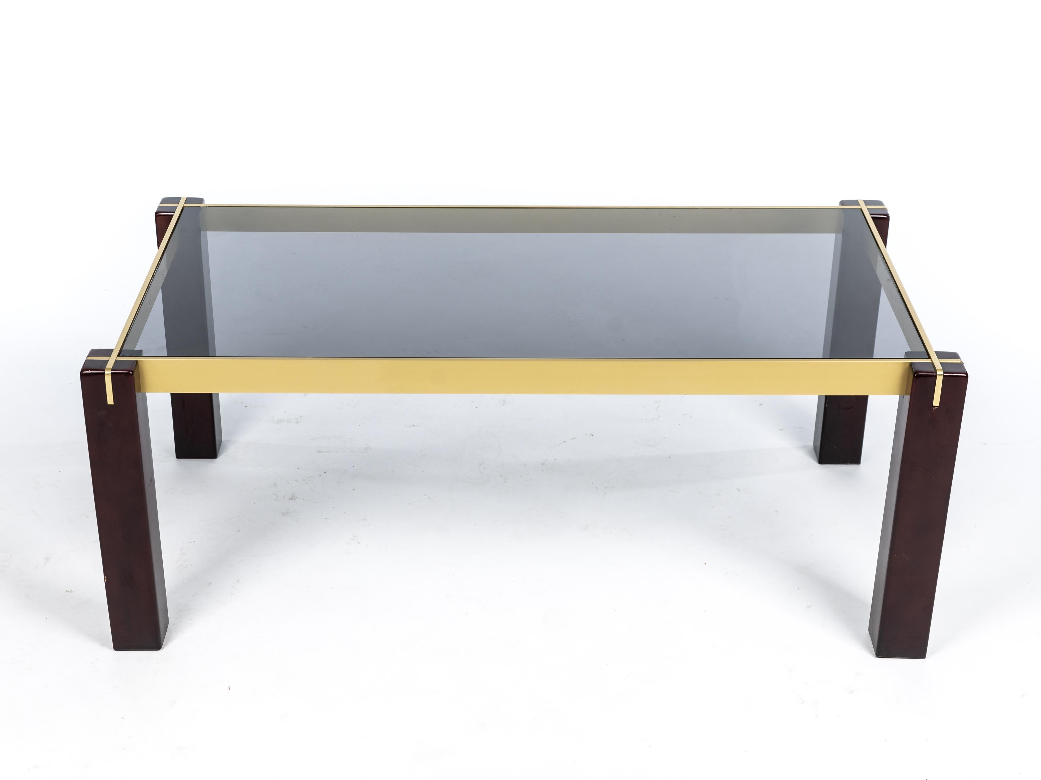 Mid-Century Modern Charmante table basse rectangulaire, bois de laiton et verre fumé, années 1960, Italie en vente