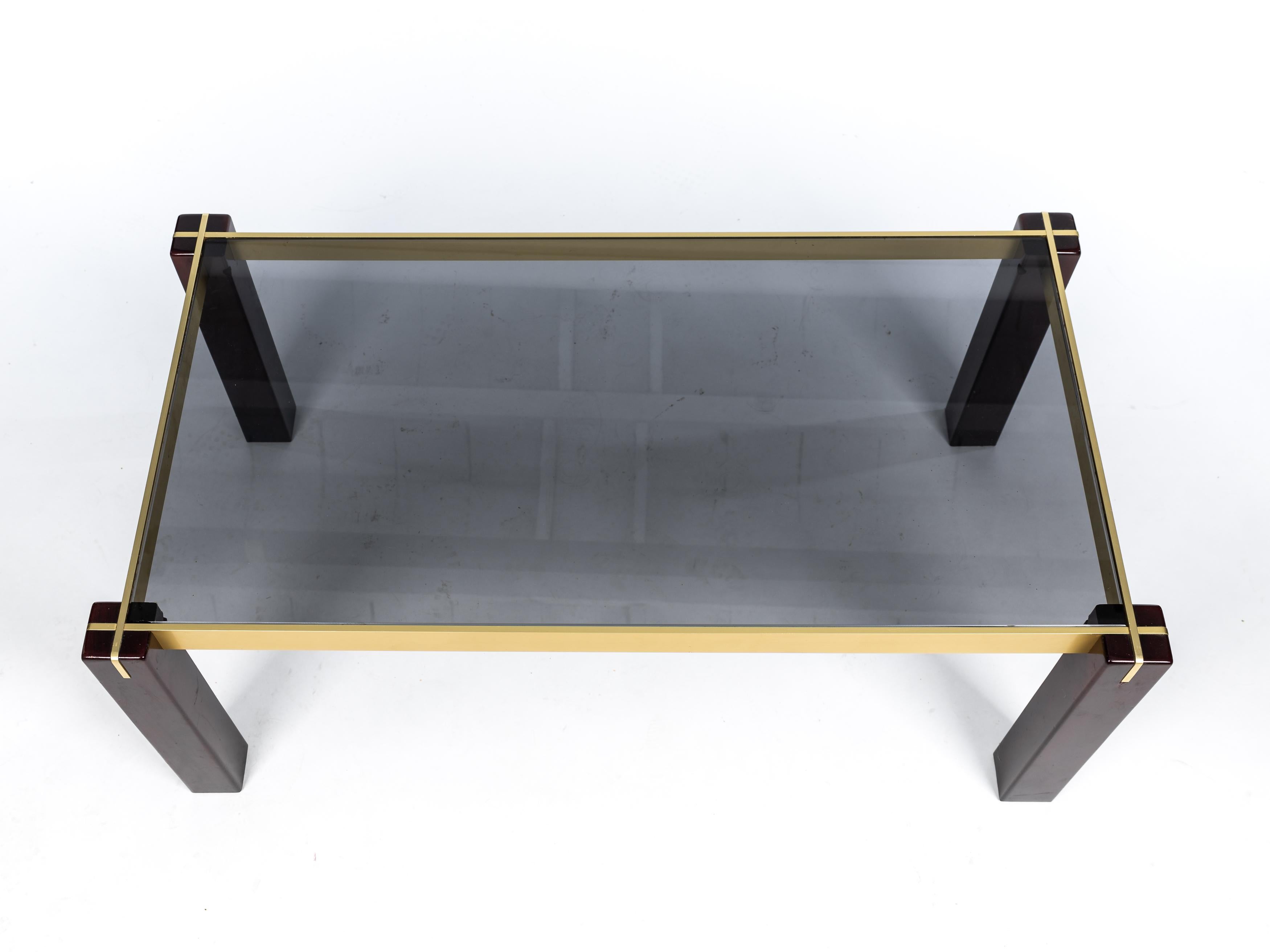 italien Charmante table basse rectangulaire, bois de laiton et verre fumé, années 1960, Italie en vente