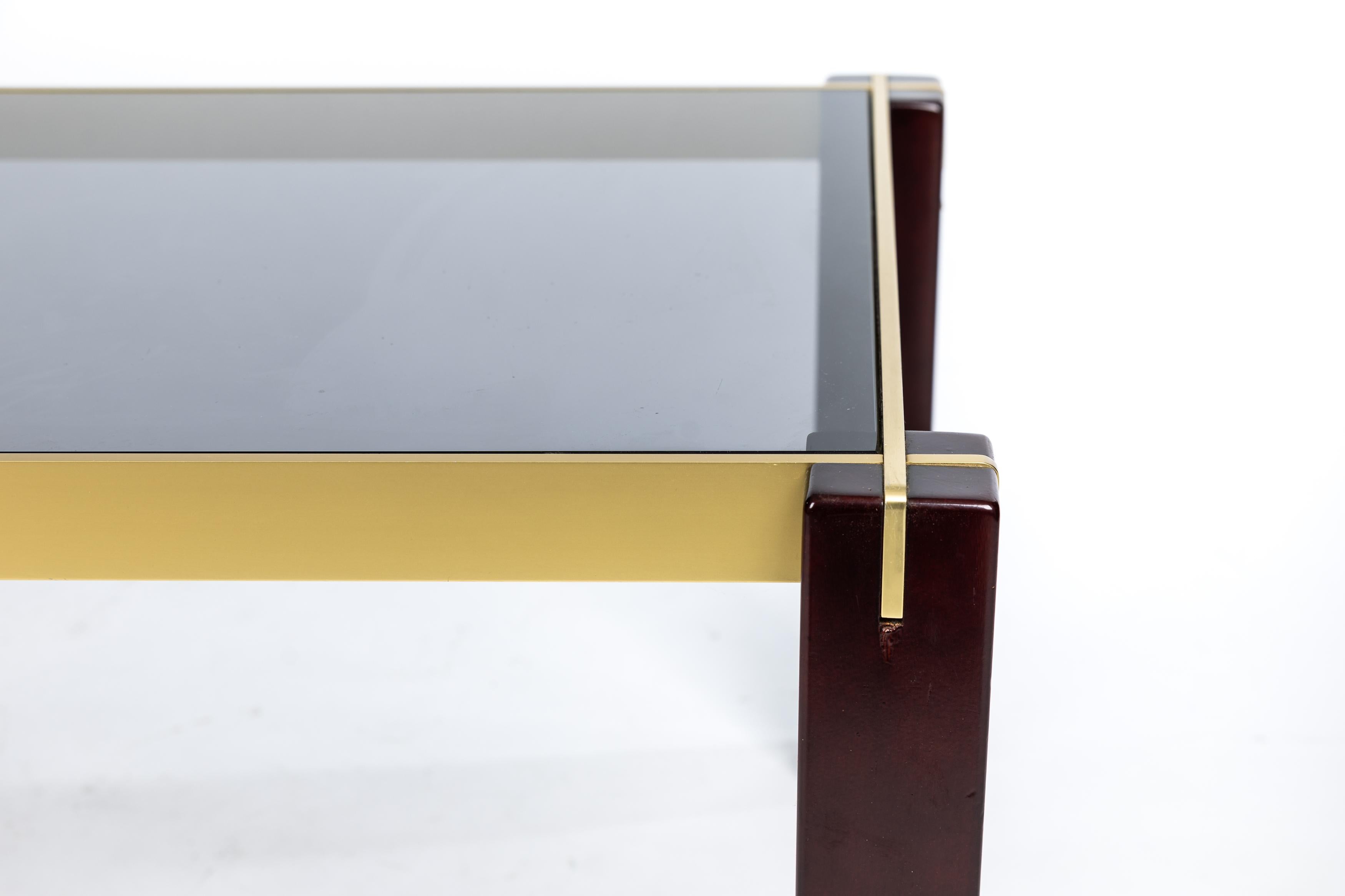Charmante table basse rectangulaire, bois de laiton et verre fumé, années 1960, Italie Bon état - En vente à Wien, AT