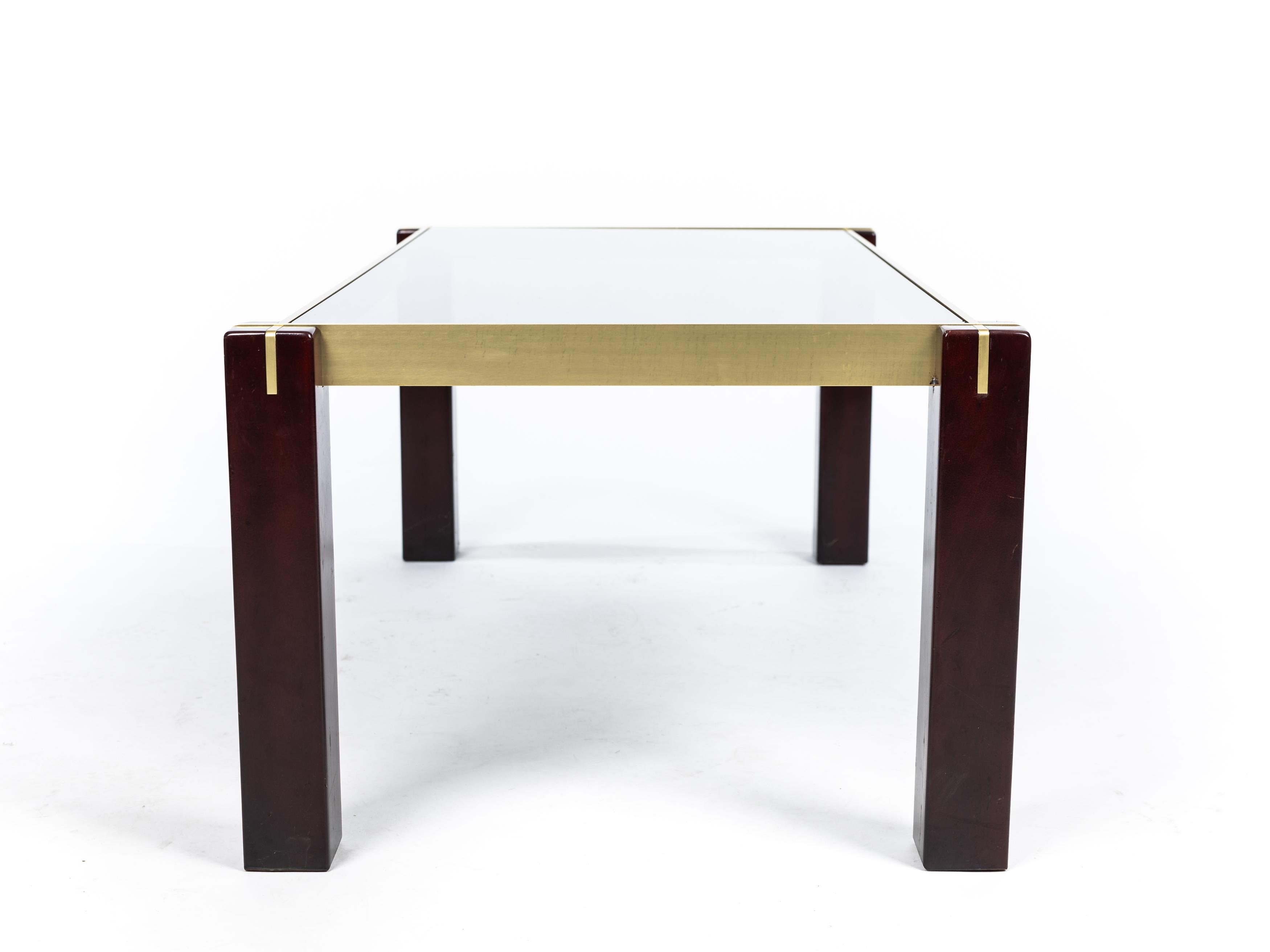 Laiton Charmante table basse rectangulaire, bois de laiton et verre fumé, années 1960, Italie en vente