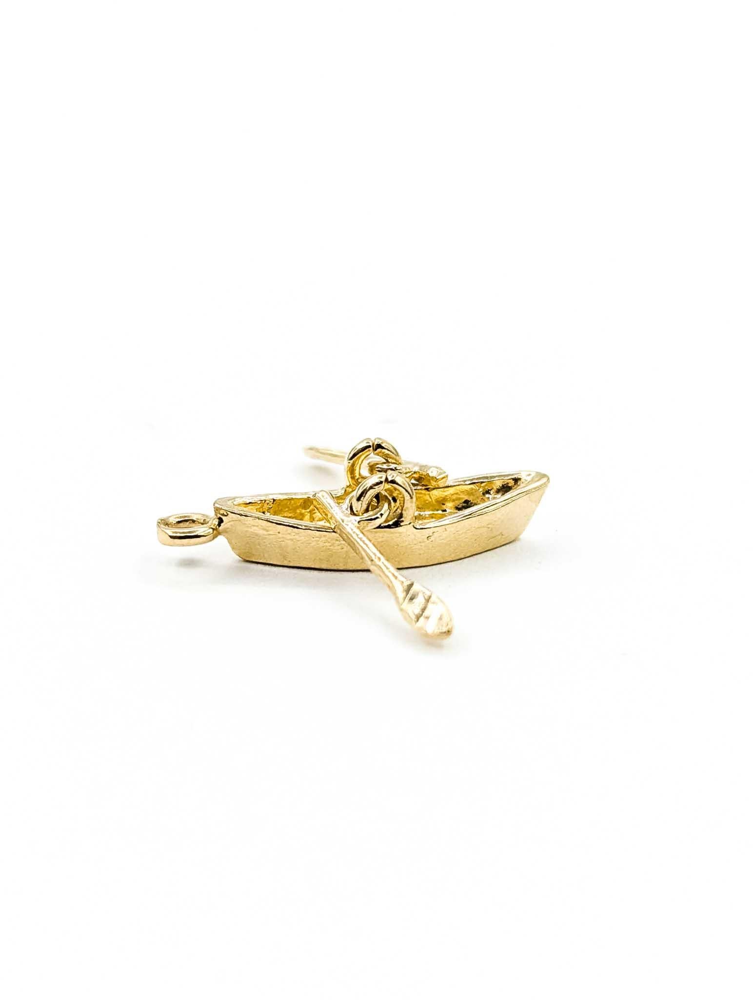 Celebra l'avventura e l'artigianato con questo ciondolo a forma di barca a remi in oro giallo 14k finemente dettagliato. Progettato con remi realistici e uno scafo dolcemente curvo, questo pezzo cattura magnificamente il fascino senza tempo della