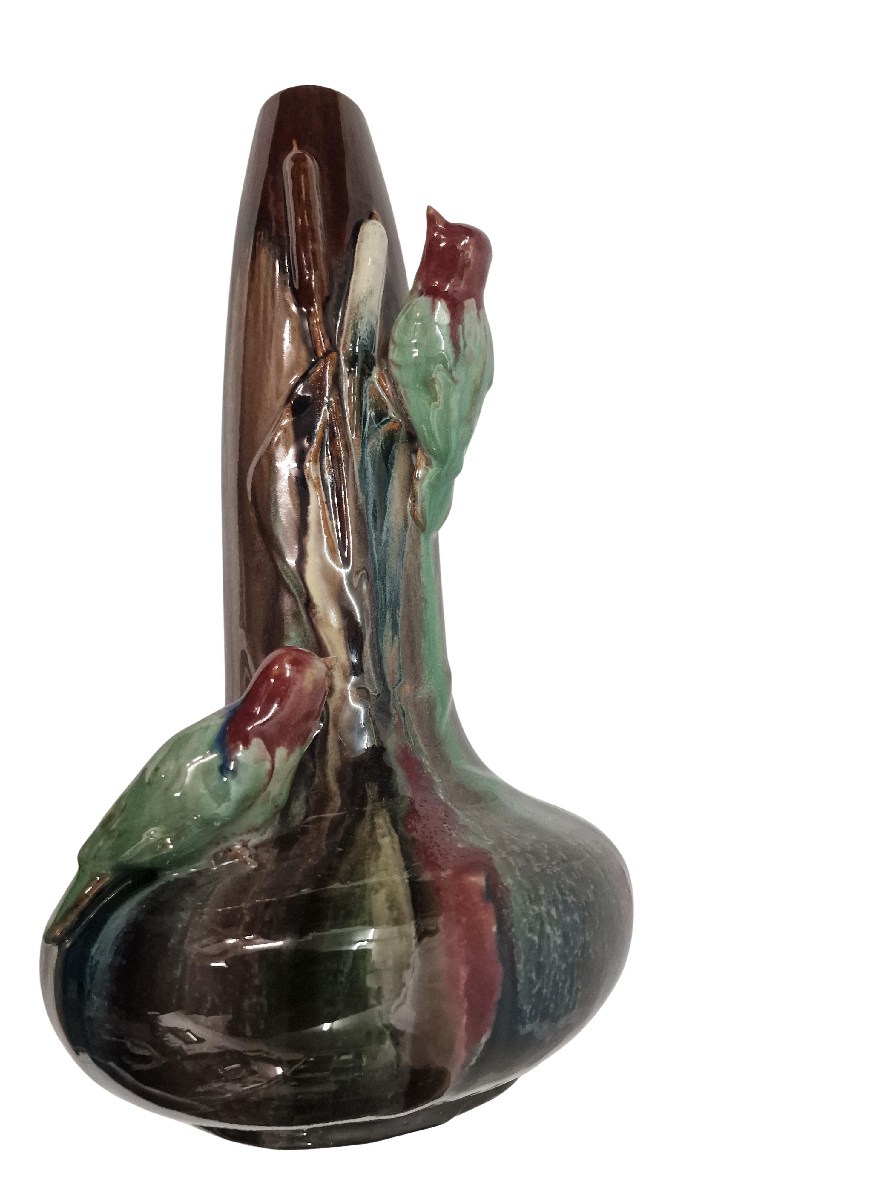 Bellissimo vaso di fiori con un eccezionale design della superficie e figure di uccelli, probabilmente realizzato in Belgio dalla manifattura di ceramiche Thulin negli anni '20, il periodo dell'Art Déco.

La Faiencerie de Thulin, fondata nel 1887,