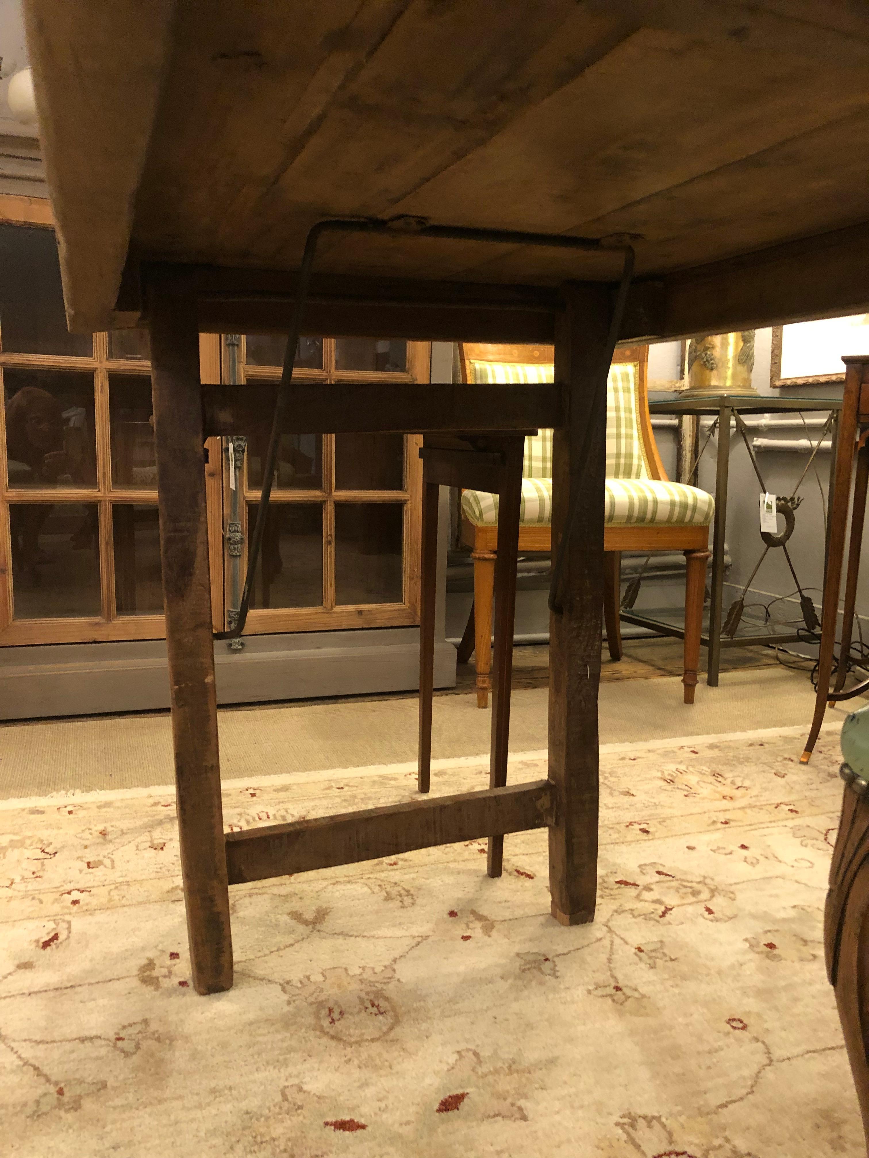Charming Rustic Tavern Farmtable Console with Collapsible Legs In Good Condition In Hopewell, NJ