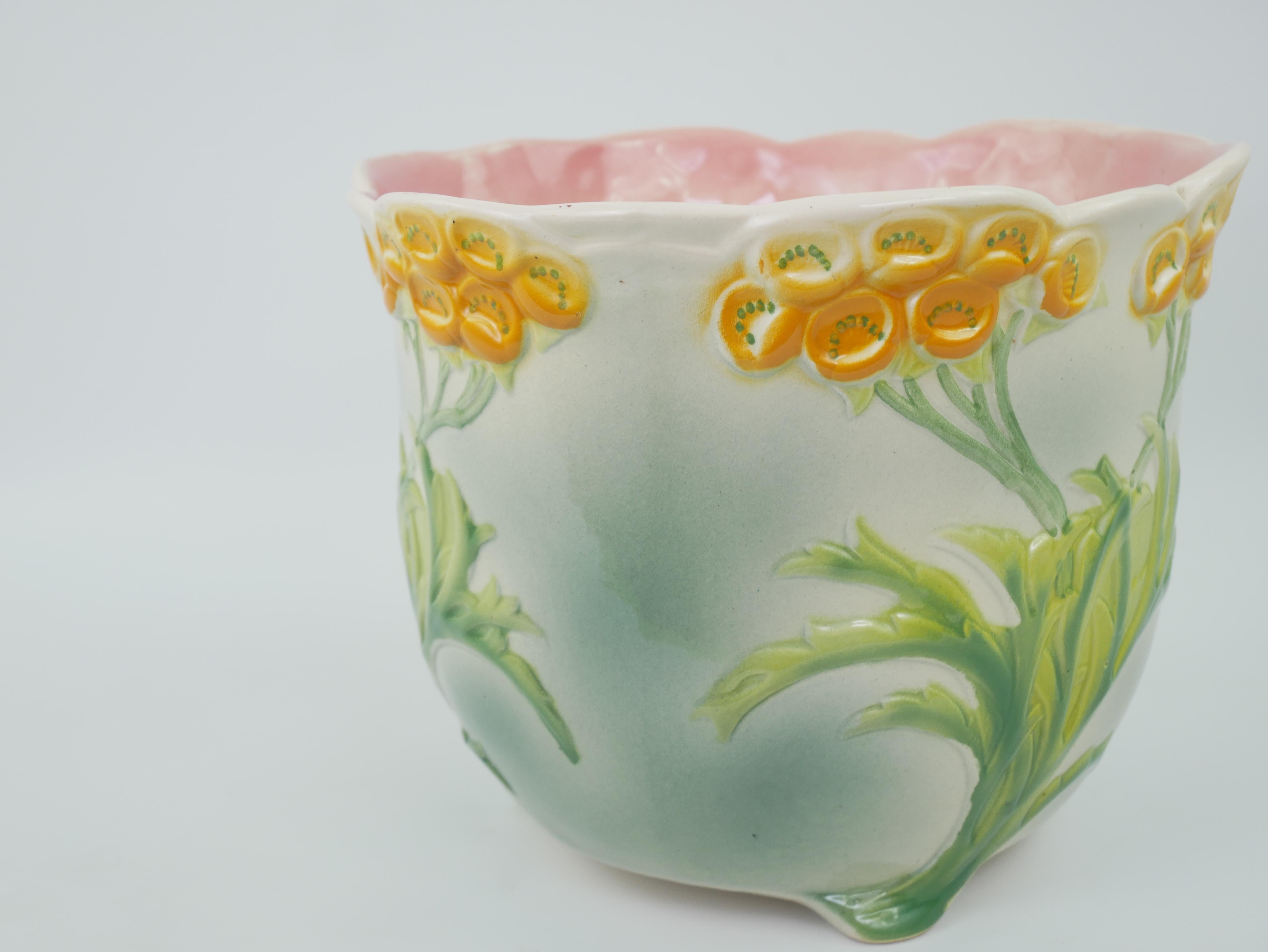 Charmant Cachepot à Barbotine de Saint Clément à décor floral circa 1950 en vente 3