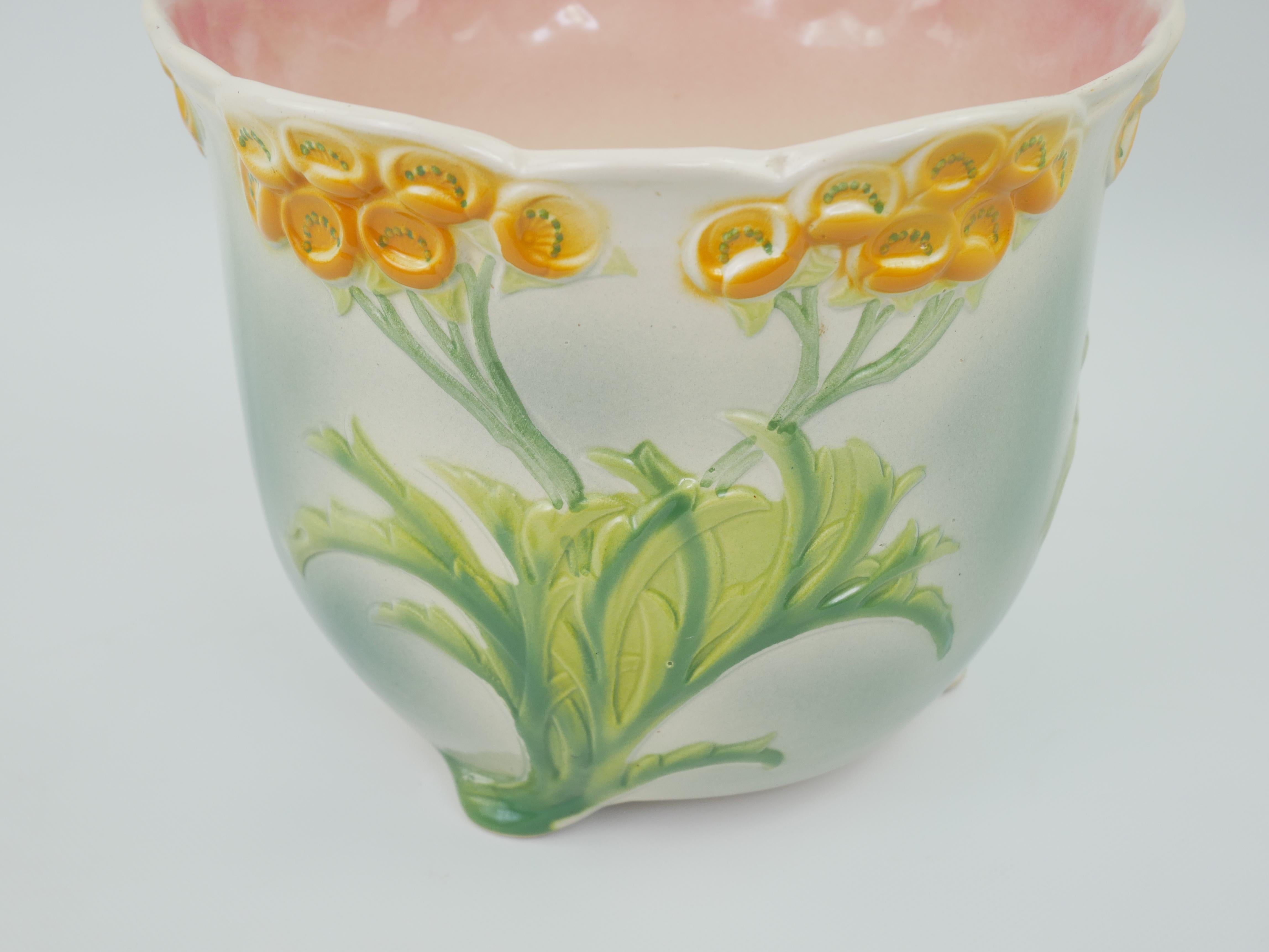 Charmant Cachepot à Barbotine de Saint Clément à décor floral circa 1950 en vente 4