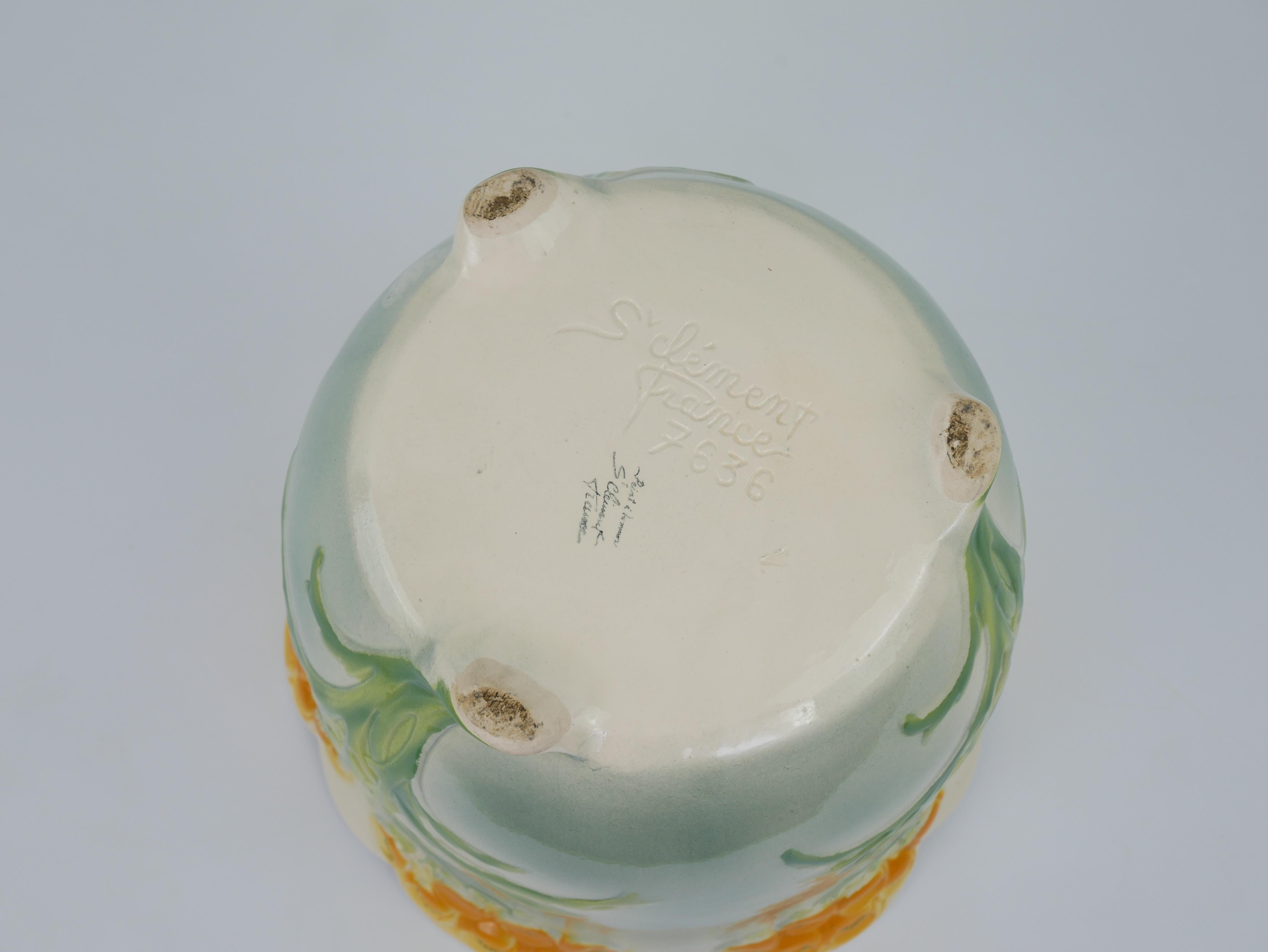 Charmant Cachepot à Barbotine de Saint Clément à décor floral circa 1950 en vente 5