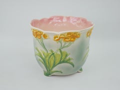 Charmant Cachepot à Barbotine de Saint Clément à décor floral circa 1950