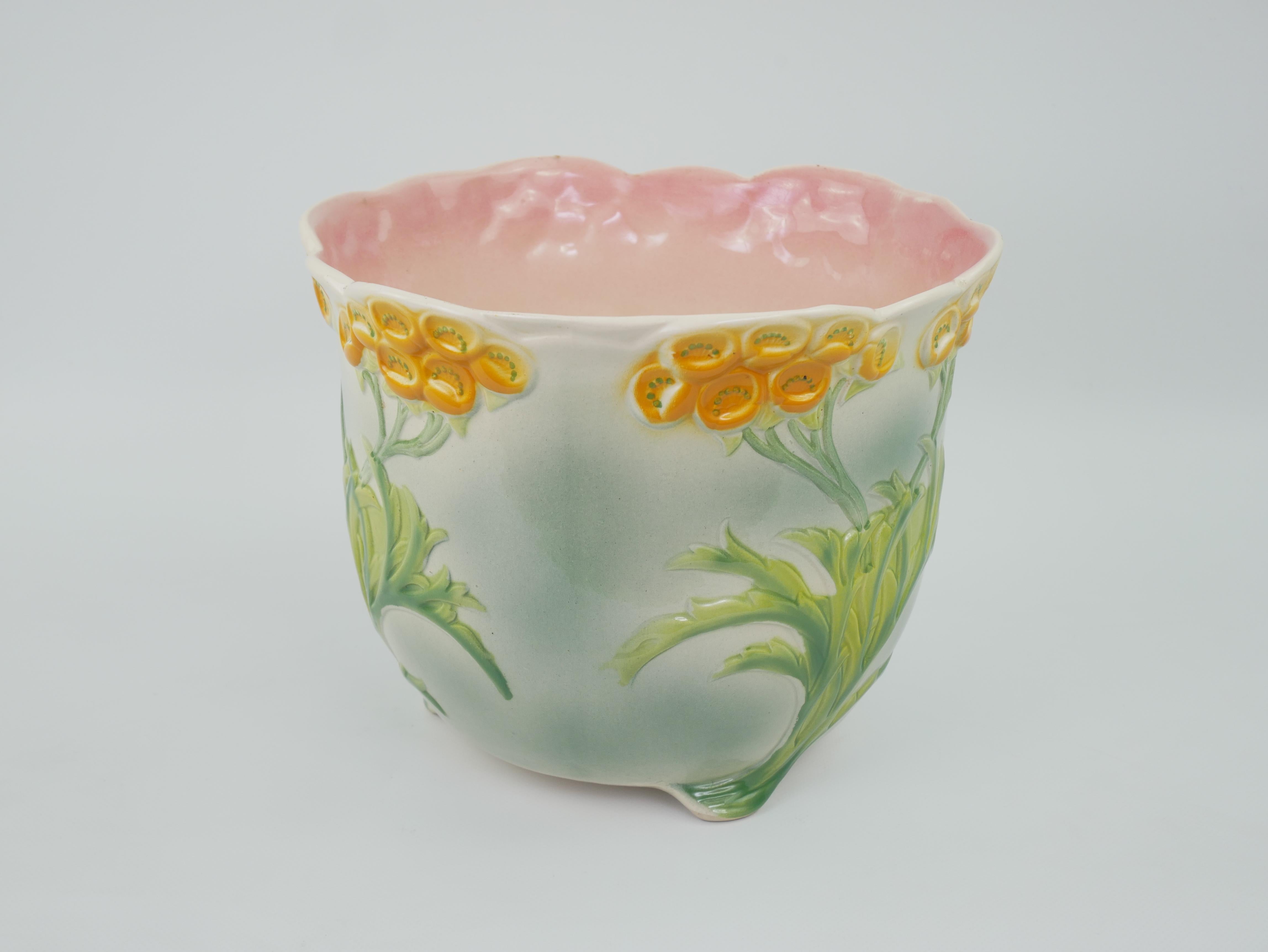 Mid-Century Modern Charmant Cachepot à Barbotine de Saint Clément à décor floral circa 1950 en vente