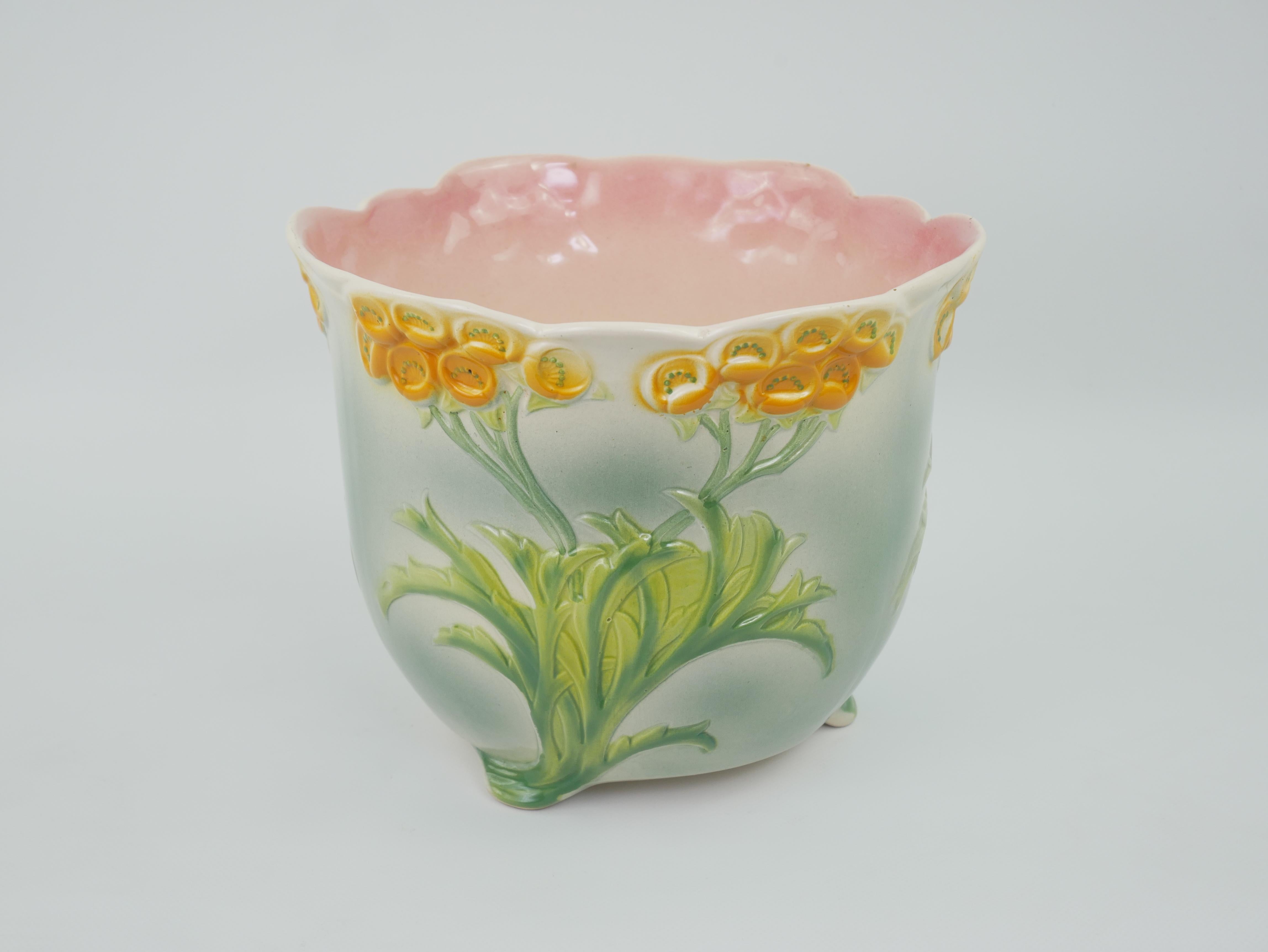 Français Charmant Cachepot à Barbotine de Saint Clément à décor floral circa 1950 en vente