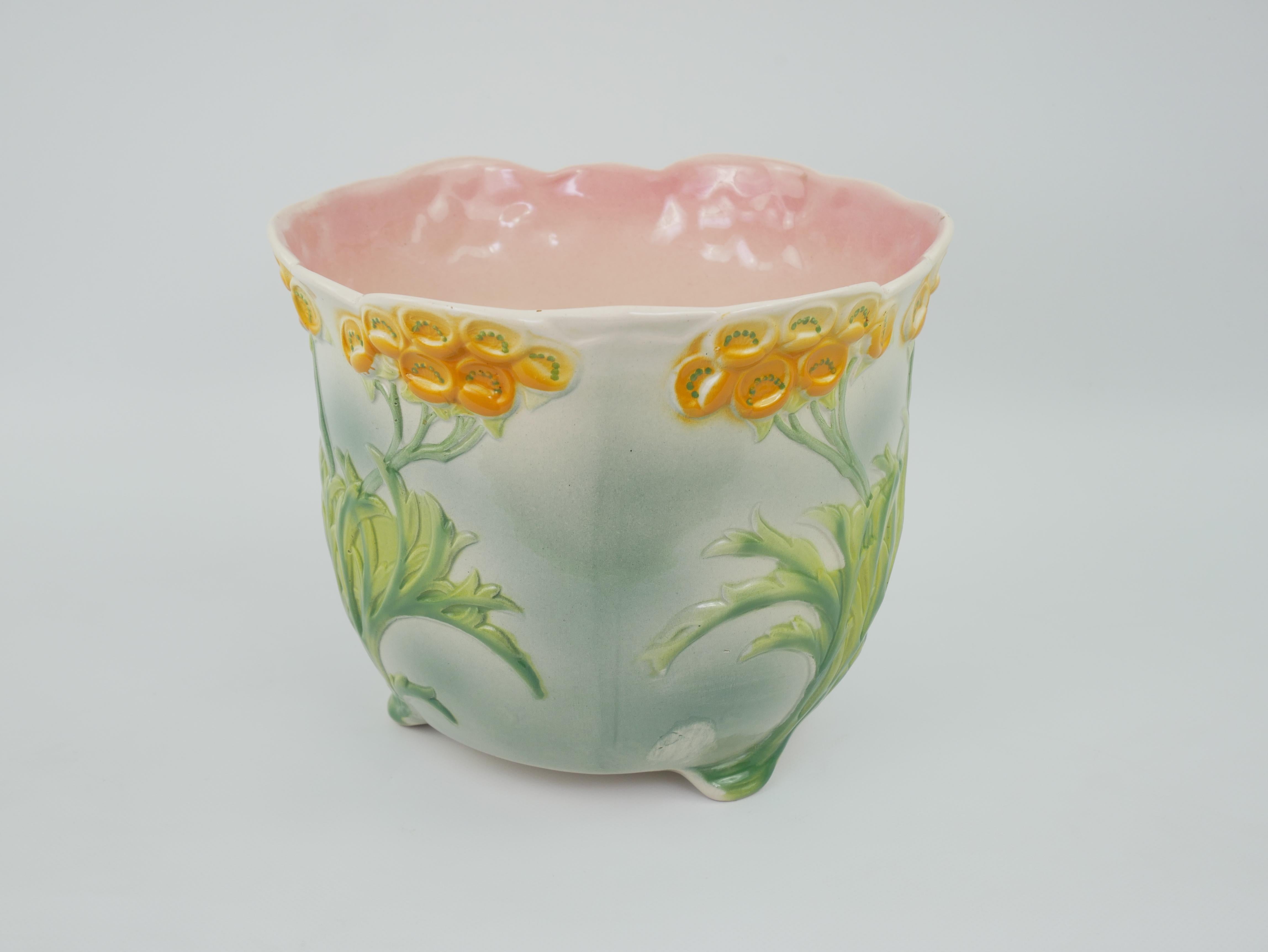 Charmant Cachepot à Barbotine de Saint Clément à décor floral circa 1950 Bon état - En vente à NICE, FR
