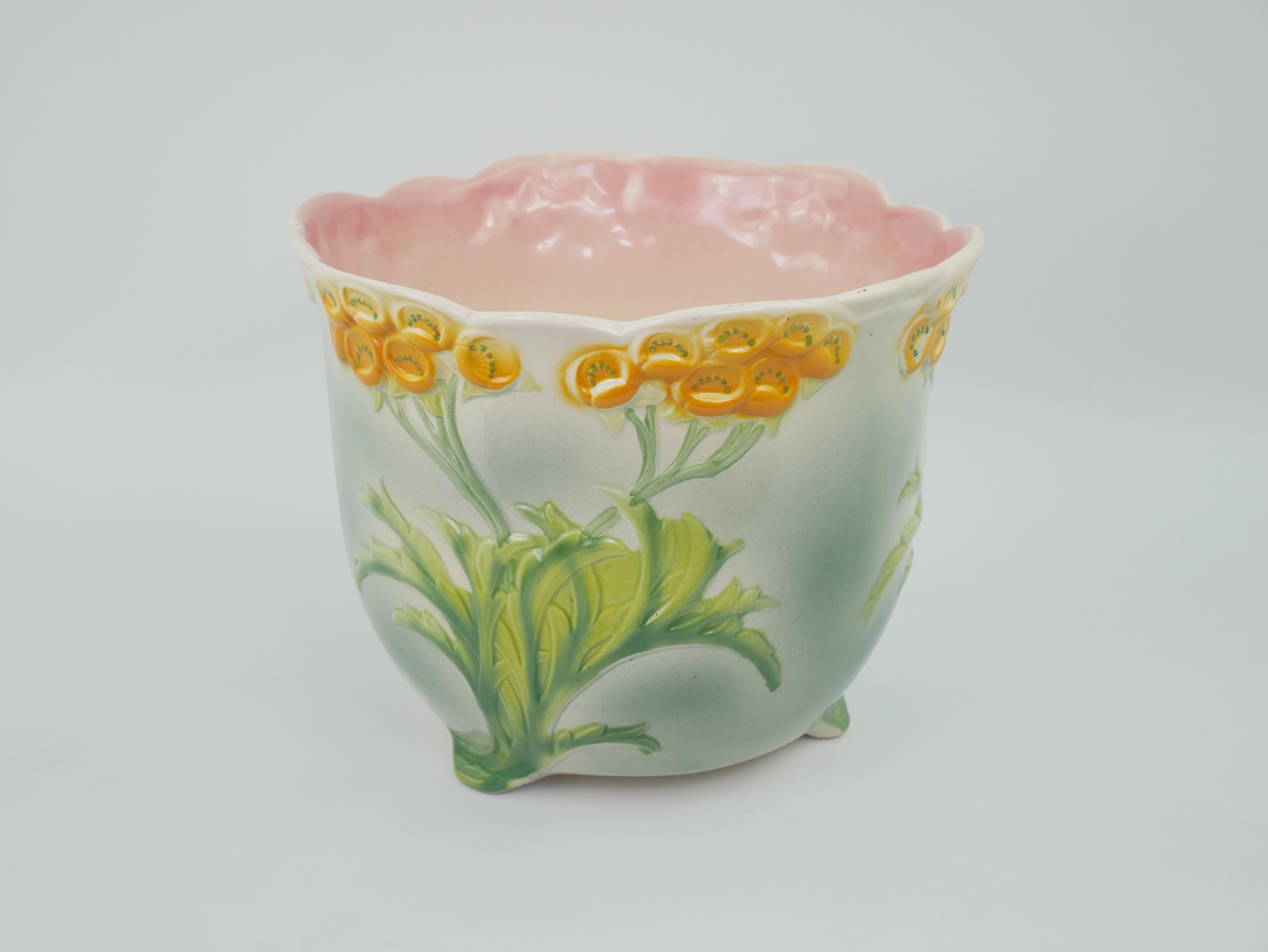 Milieu du XXe siècle Charmant Cachepot à Barbotine de Saint Clément à décor floral circa 1950 en vente