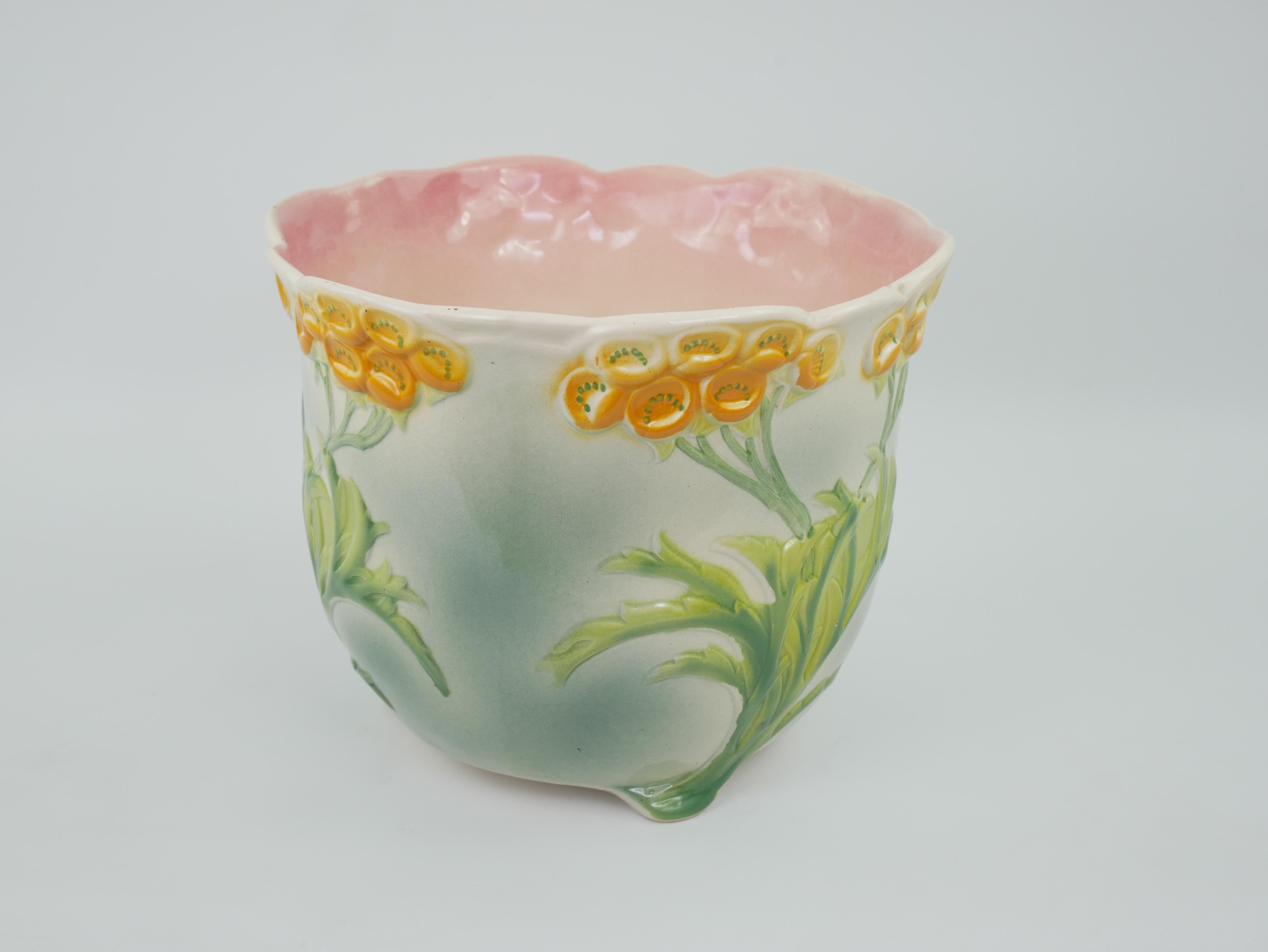 Poteries Charmant Cachepot à Barbotine de Saint Clément à décor floral circa 1950 en vente