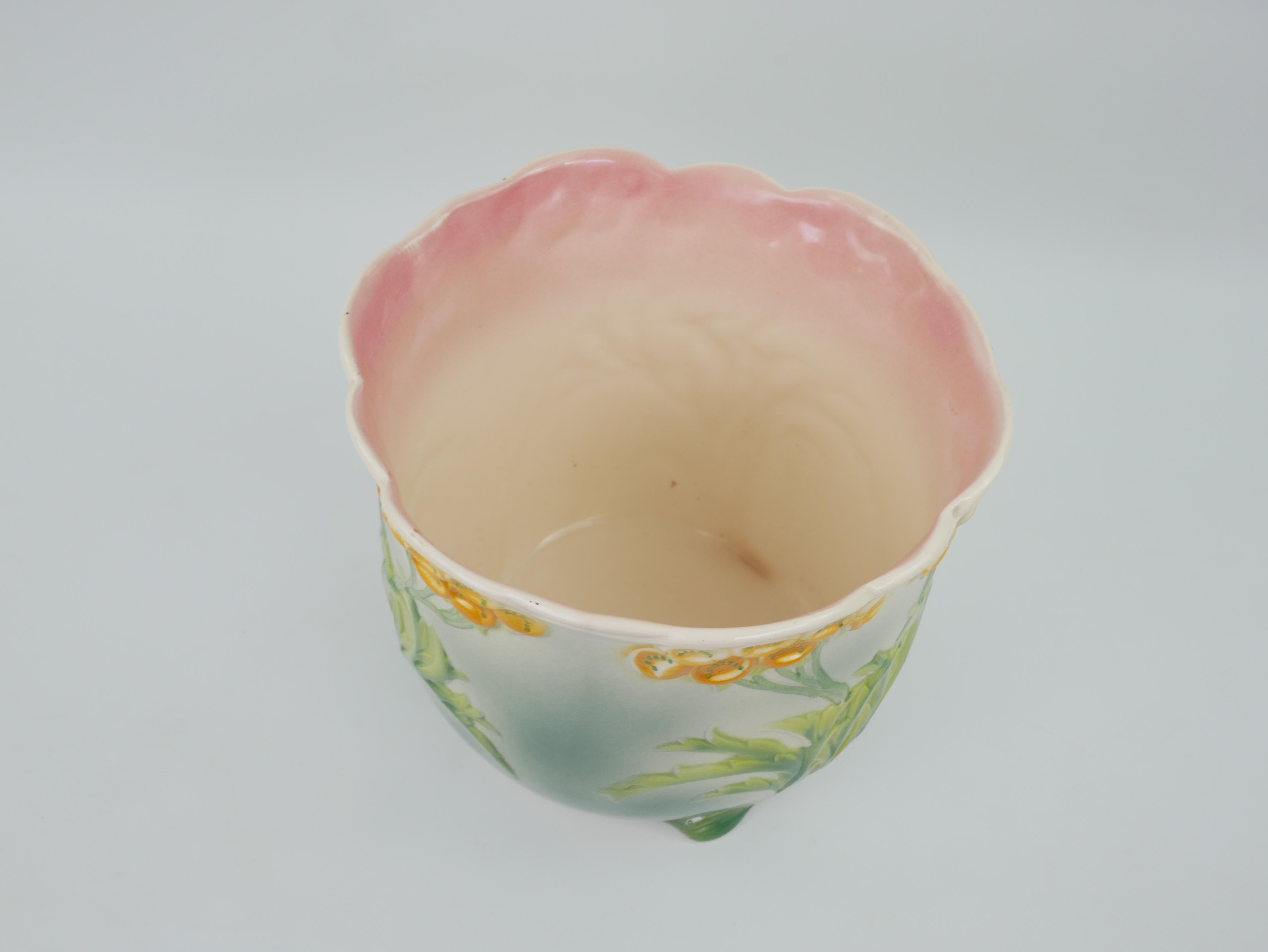 Charmant Cachepot à Barbotine de Saint Clément à décor floral circa 1950 en vente 1