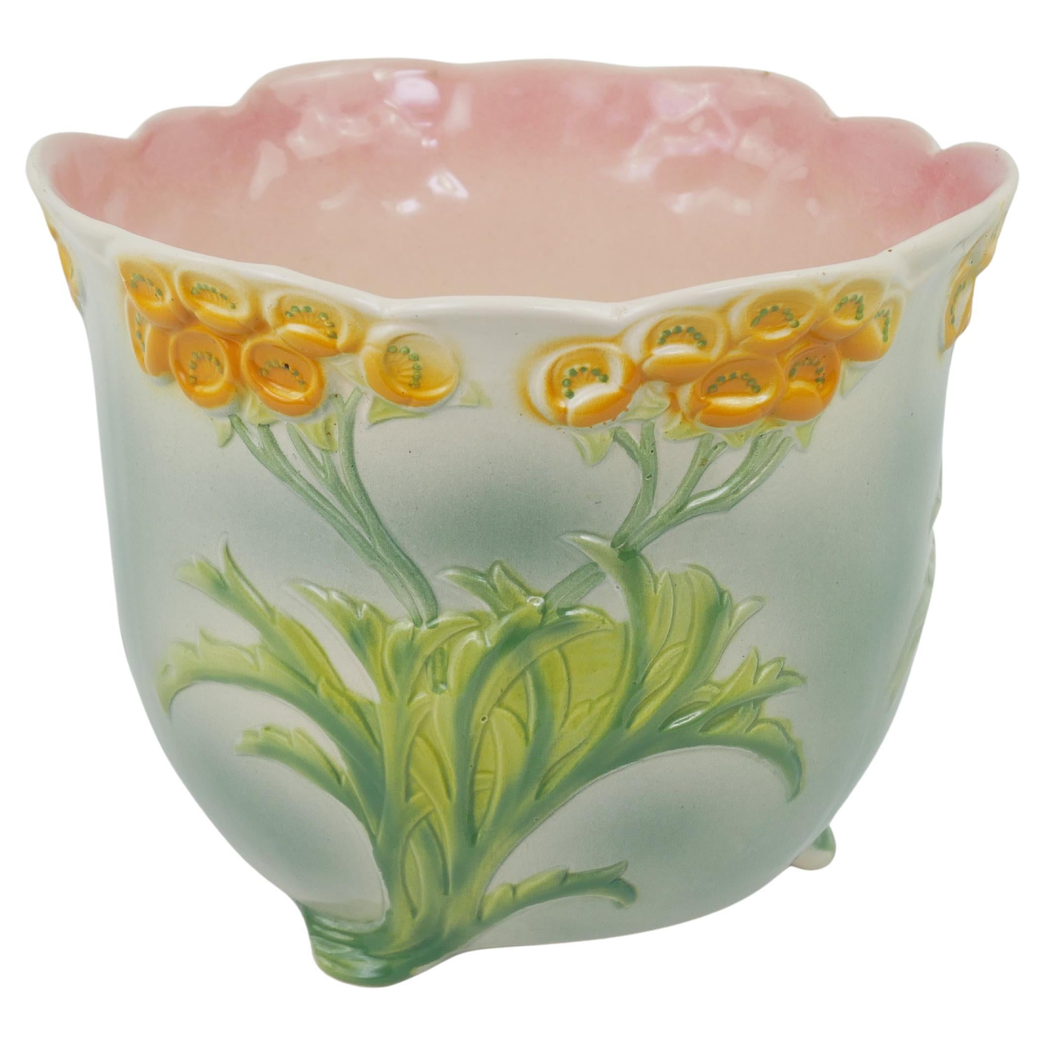 Charmant Cachepot à Barbotine de Saint Clément à décor floral circa 1950 en vente