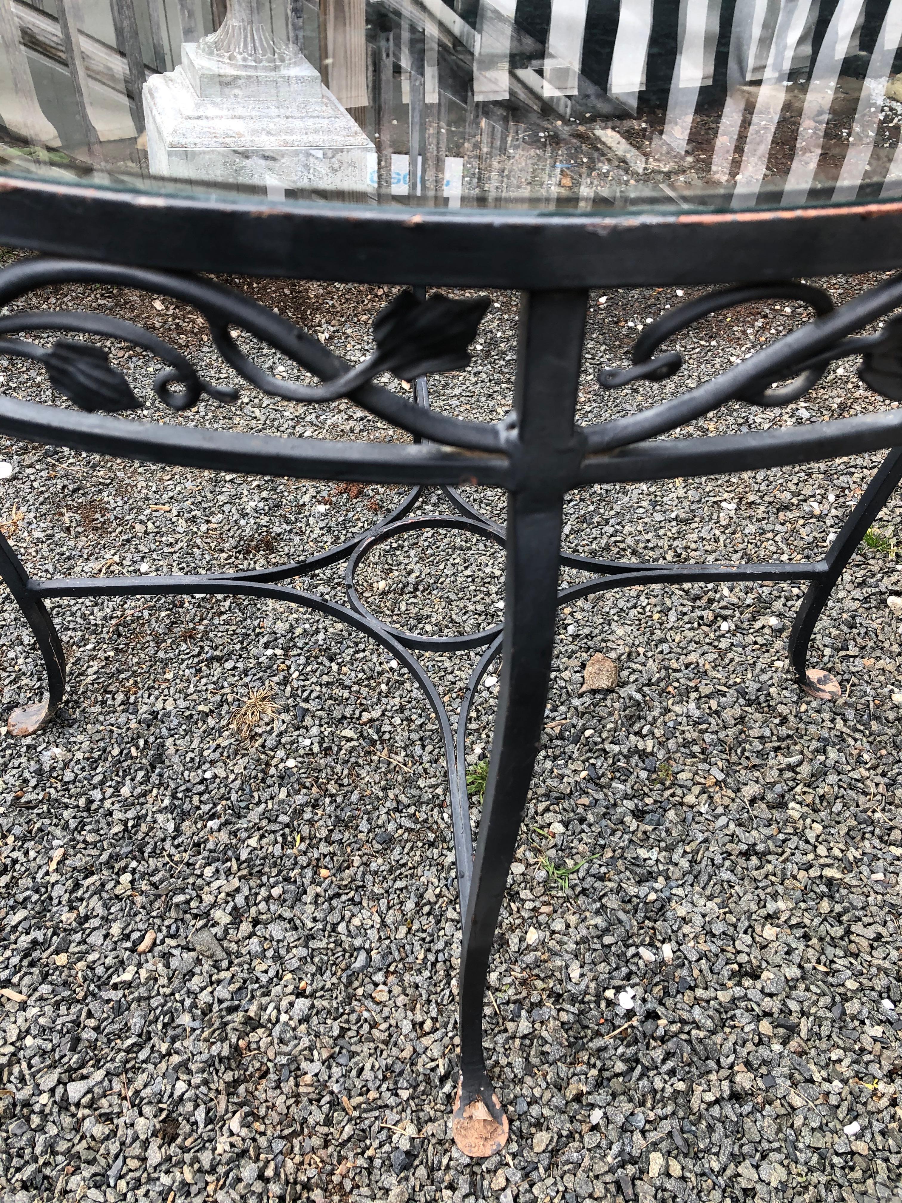 Charming Salterini Wrought Iron & Glass Round Garden Dining Table In Good Condition In Hopewell, NJ